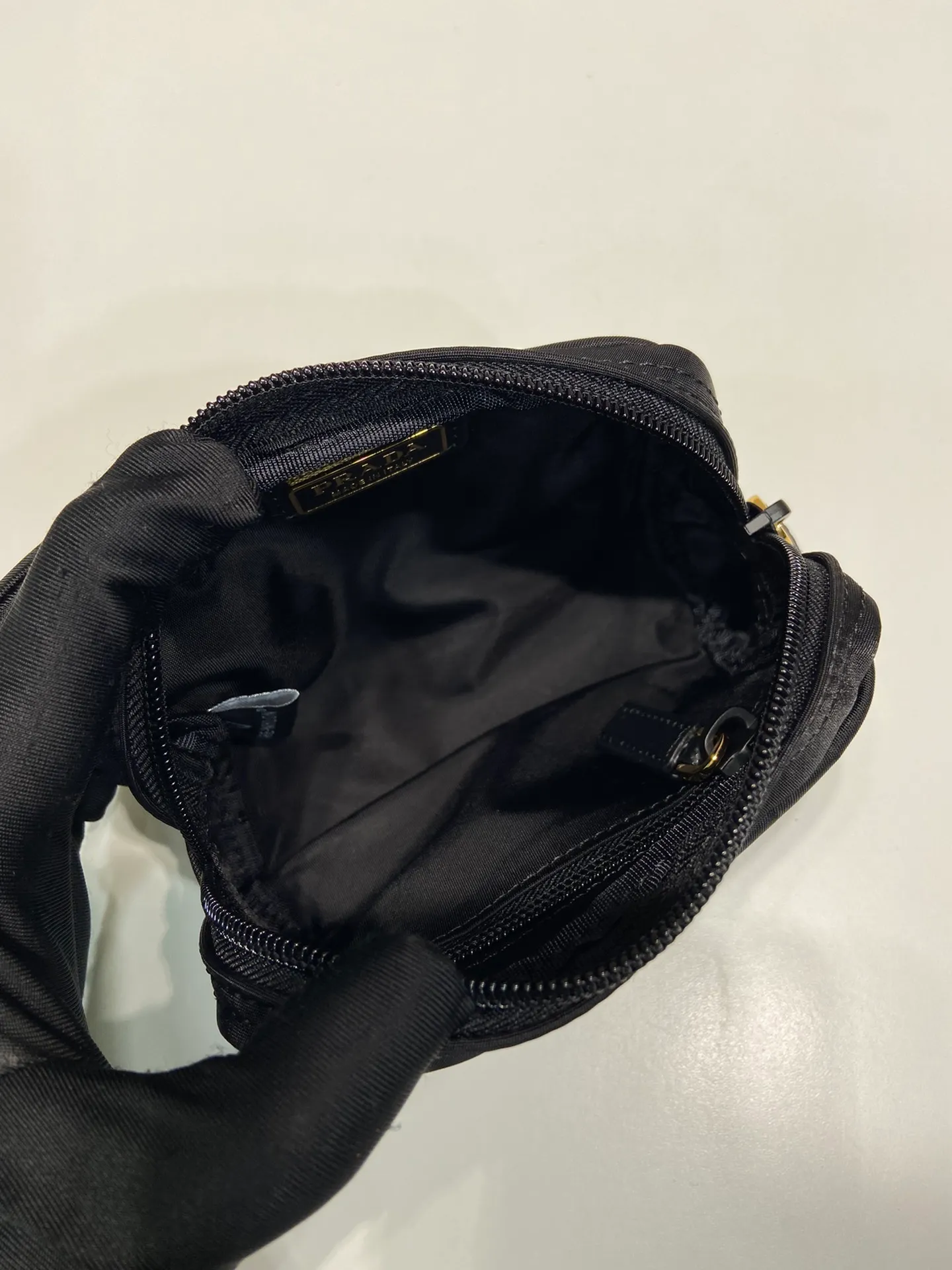 💰280🎉Small clutch🎉1NA339/K gold new product🎉🎉 This clutch is made of innovative Prada Re-Nylon regenerated nylon. The bag has a zipper design, the inner pocket is equipped with a zipper pocket, top-grade hardware, large capacity space, cards/car keys🔑/lipstick💄/all no problem, babies, the little handbag you have been longing for has arrived👏👏 Length 12x Height 8x Bottom 3.5cm🎉🎉🎉👏👏👏