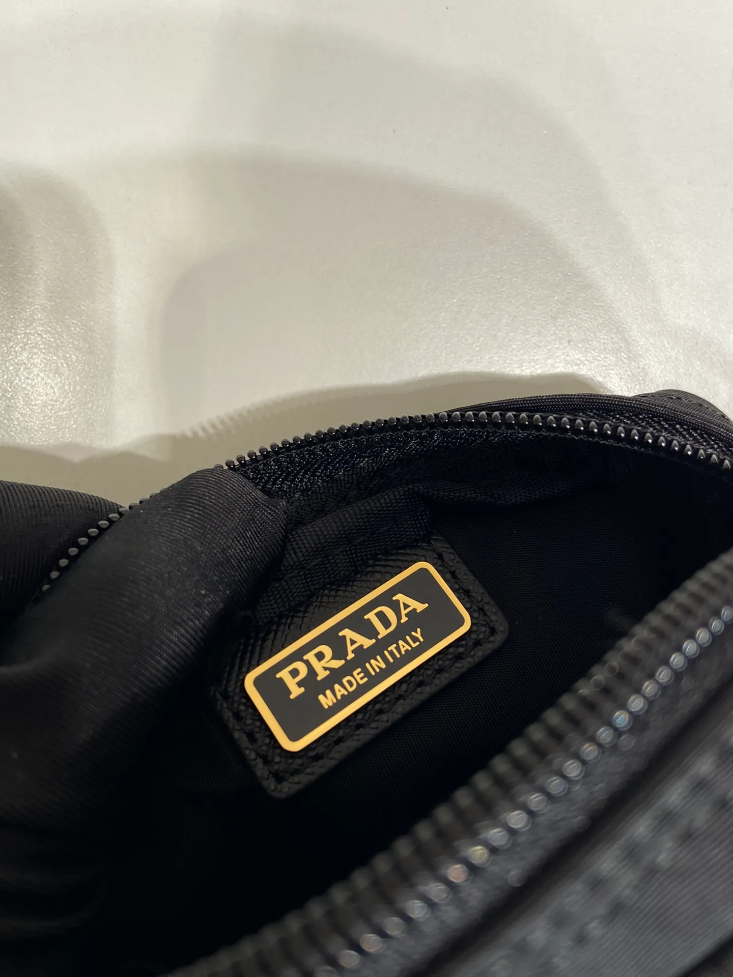 💰280🎉Small clutch🎉1NA339/K gold new product🎉🎉 This clutch is made of innovative Prada Re-Nylon regenerated nylon. The bag has a zipper design, the inner pocket is equipped with a zipper pocket, top-grade hardware, large capacity space, cards/car keys🔑/lipstick💄/all no problem, babies, the little handbag you have been longing for has arrived👏👏 Length 12x Height 8x Bottom 3.5cm🎉🎉🎉👏👏👏