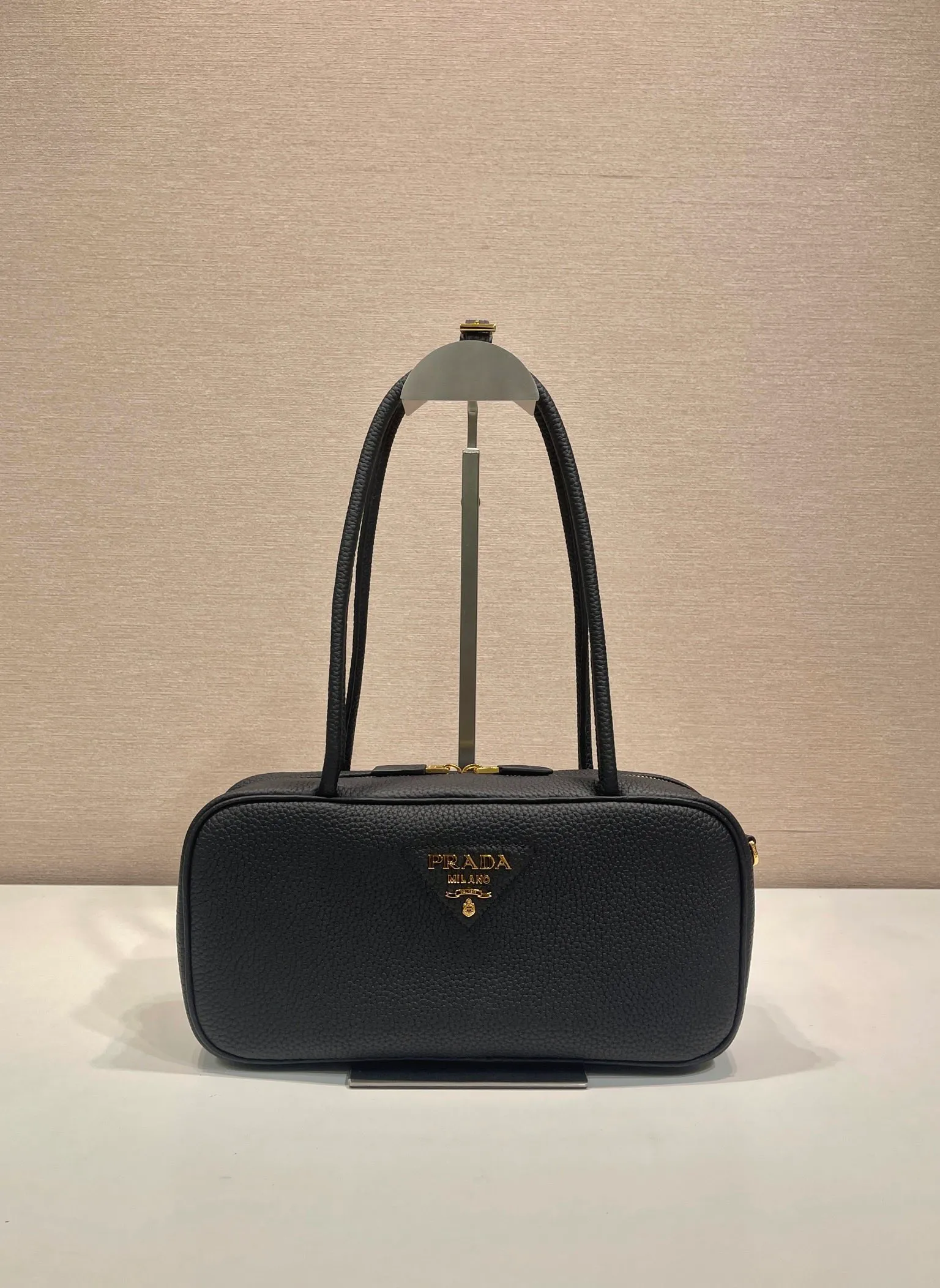💰1600🎉New model🎉1BB126🎉 This handbag is made of imported deerskin grain cowhide, top-grade hardware, can be carried or carried on the shoulder😘, has large capacity, the upper body effect is very beautiful, and it feels super soft🎉Hurry up and get it🎉Length 28xH13xBase 8cm🎉🎉🎉👏👏👏