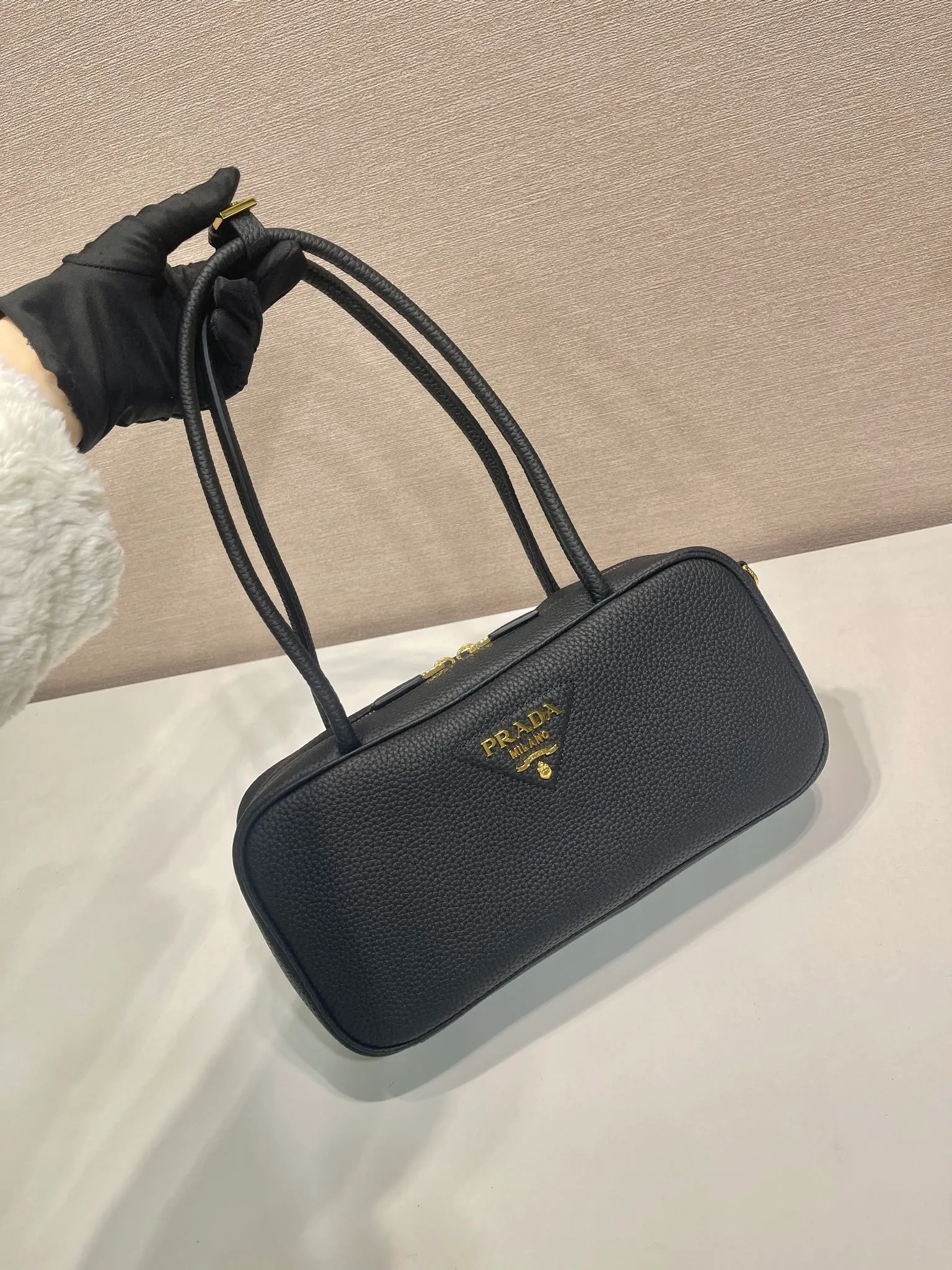 💰1600🎉New model🎉1BB126🎉 This handbag is made of imported deerskin grain cowhide, top-grade hardware, can be carried or carried on the shoulder😘, has large capacity, the upper body effect is very beautiful, and it feels super soft🎉Hurry up and get it🎉Length 28xH13xBase 8cm🎉🎉🎉👏👏👏