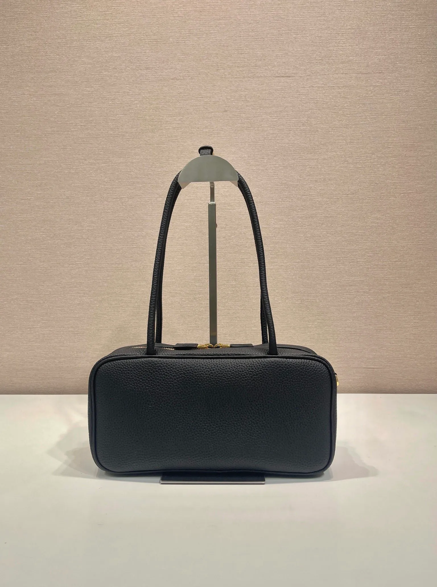 💰1600🎉New model🎉1BB126🎉 This handbag is made of imported deerskin grain cowhide, top-grade hardware, can be carried or carried on the shoulder😘, has large capacity, the upper body effect is very beautiful, and it feels super soft🎉Hurry up and get it🎉Length 28xH13xBase 8cm🎉🎉🎉👏👏👏