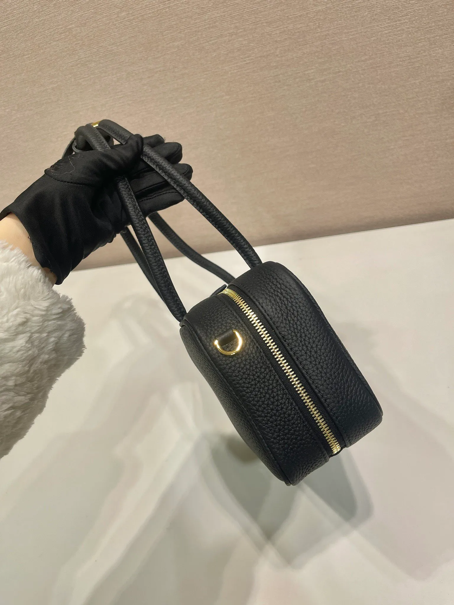 💰1600🎉New model🎉1BB126🎉 This handbag is made of imported deerskin grain cowhide, top-grade hardware, can be carried or carried on the shoulder😘, has large capacity, the upper body effect is very beautiful, and it feels super soft🎉Hurry up and get it🎉Length 28xH13xBase 8cm🎉🎉🎉👏👏👏