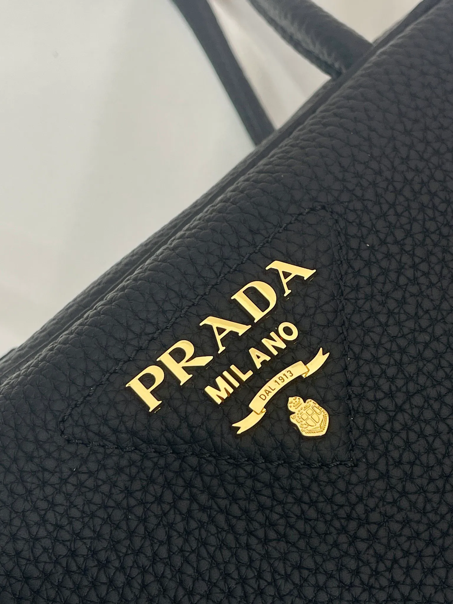 💰1600🎉New model🎉1BB126🎉 This handbag is made of imported deerskin grain cowhide, top-grade hardware, can be carried or carried on the shoulder😘, has large capacity, the upper body effect is very beautiful, and it feels super soft🎉Hurry up and get it🎉Length 28xH13xBase 8cm🎉🎉🎉👏👏👏