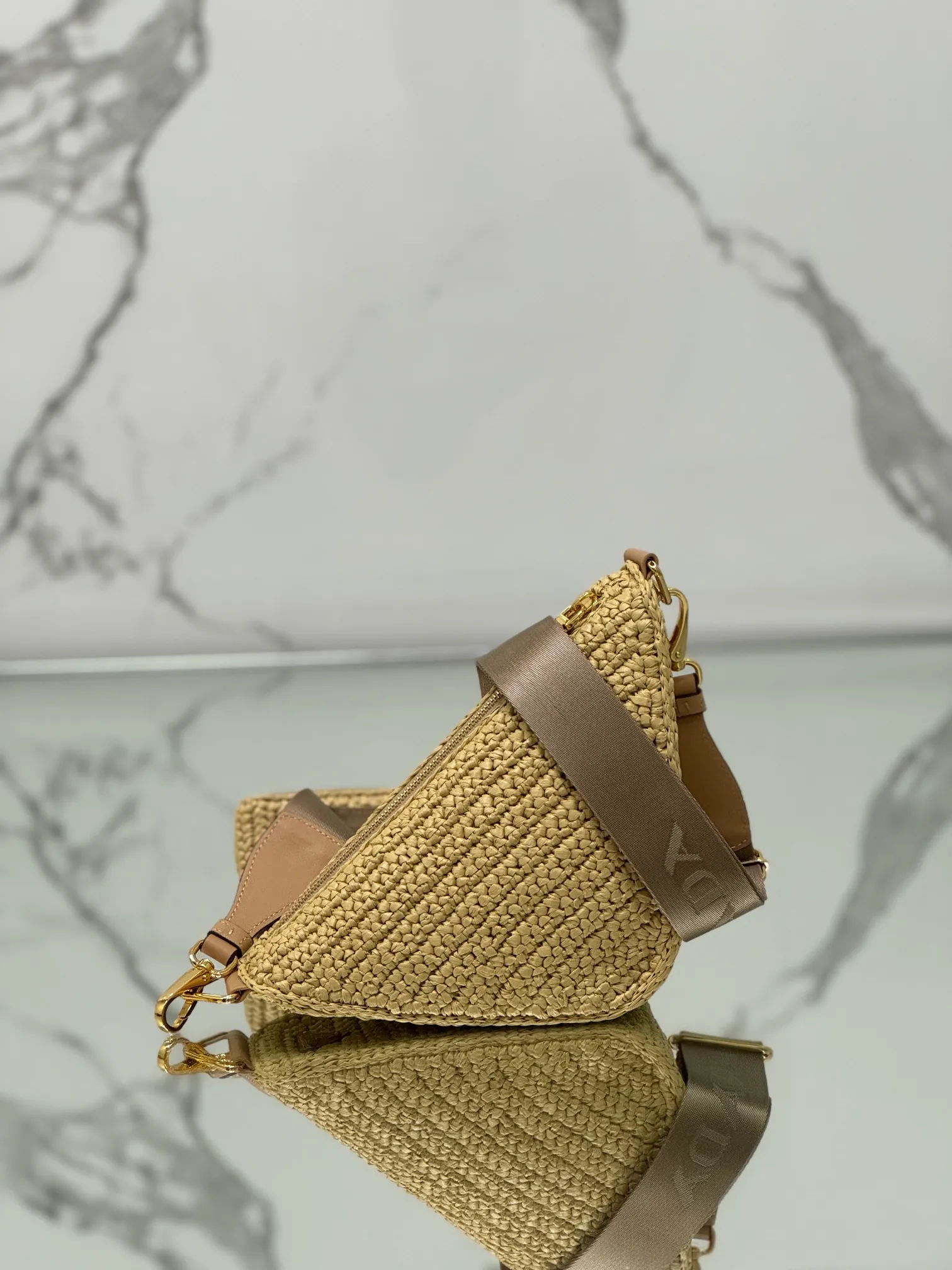 💰1700🌟Woven triangular bag This hand-woven triangular bag has a great design, with three-dimensional hand-woven fonts and complex handwork that looks particularly grand/fashionable. It has large capacity and a detachable small bag on the shoulder strap. Size: length 26x height 14x bottom 10.5cm Style number: 1BH190