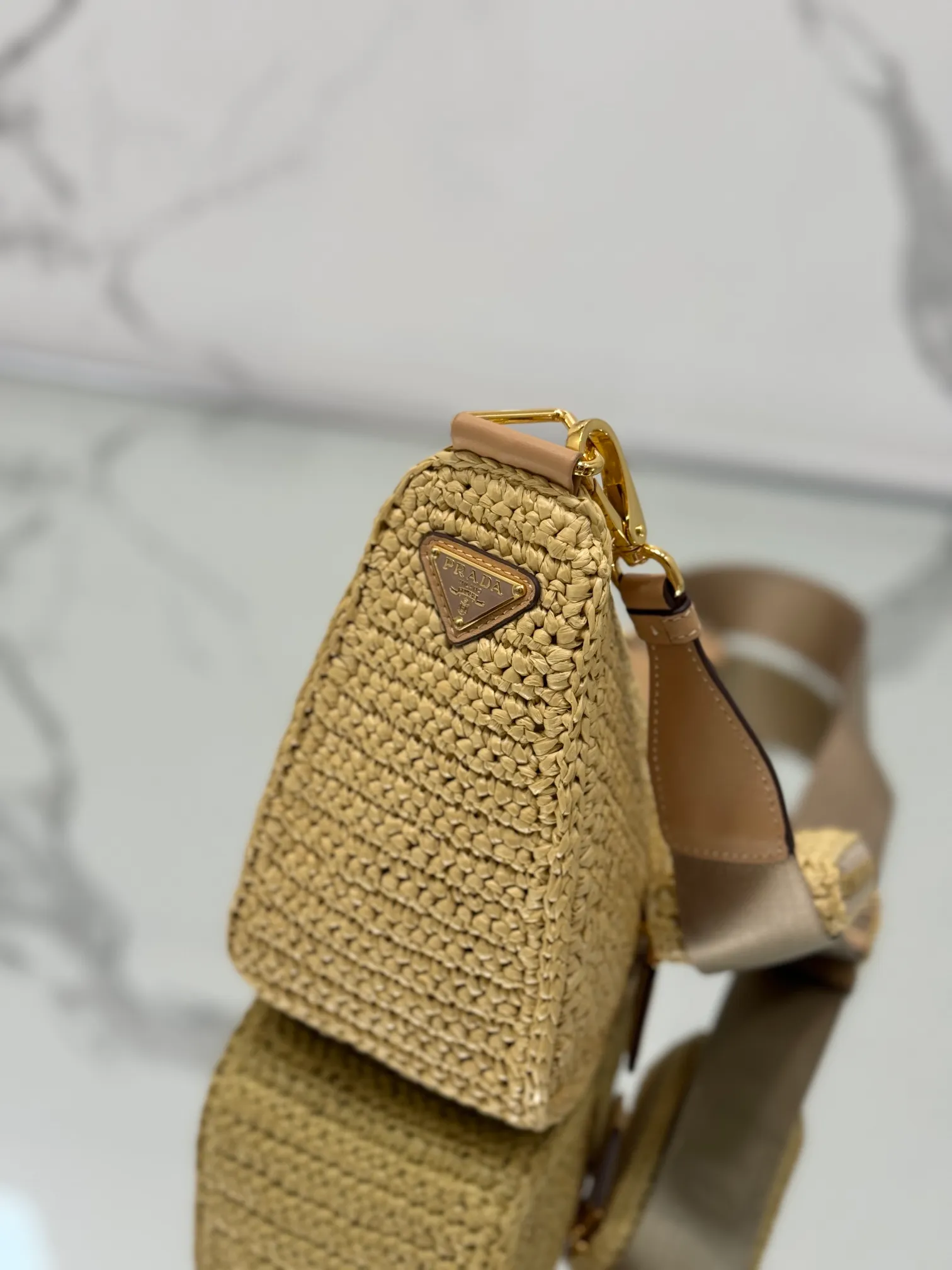💰1700🌟Woven triangular bag This hand-woven triangular bag has a great design, with three-dimensional hand-woven fonts and complex handwork that looks particularly grand/fashionable. It has large capacity and a detachable small bag on the shoulder strap. Size: length 26x height 14x bottom 10.5cm Style number: 1BH190