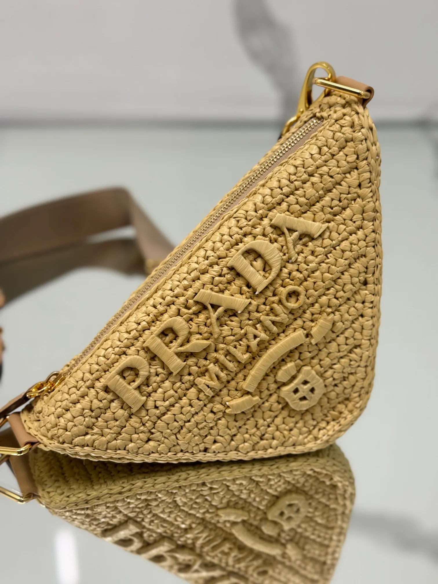 💰1700🌟Woven triangular bag This hand-woven triangular bag has a great design, with three-dimensional hand-woven fonts and complex handwork that looks particularly grand/fashionable. It has large capacity and a detachable small bag on the shoulder strap. Size: length 26x height 14x bottom 10.5cm Style number: 1BH190