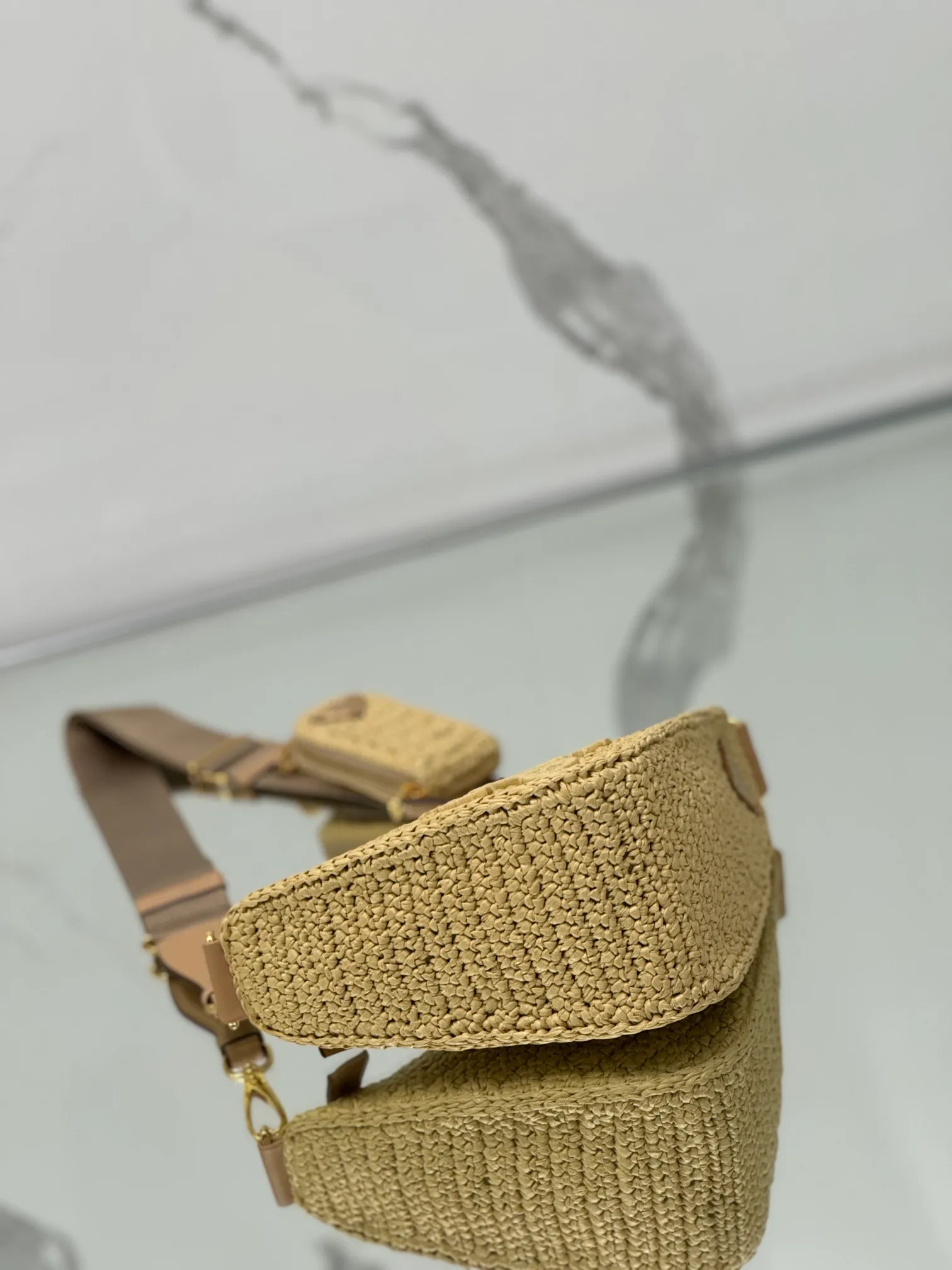 💰1700🌟Woven triangular bag This hand-woven triangular bag has a great design, with three-dimensional hand-woven fonts and complex handwork that looks particularly grand/fashionable. It has large capacity and a detachable small bag on the shoulder strap. Size: length 26x height 14x bottom 10.5cm Style number: 1BH190