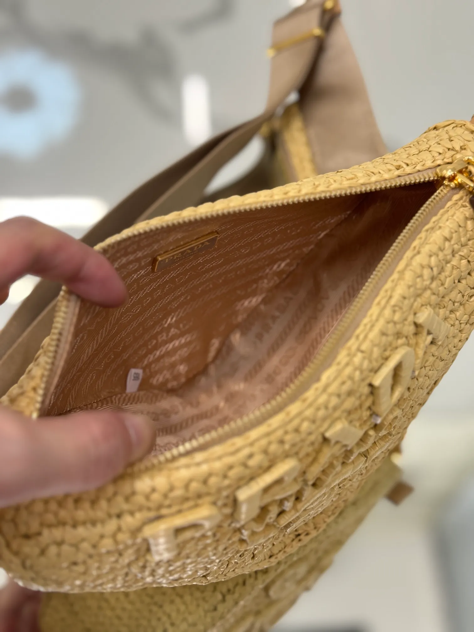 💰1700🌟Woven triangular bag This hand-woven triangular bag has a great design, with three-dimensional hand-woven fonts and complex handwork that looks particularly grand/fashionable. It has large capacity and a detachable small bag on the shoulder strap. Size: length 26x height 14x bottom 10.5cm Style number: 1BH190