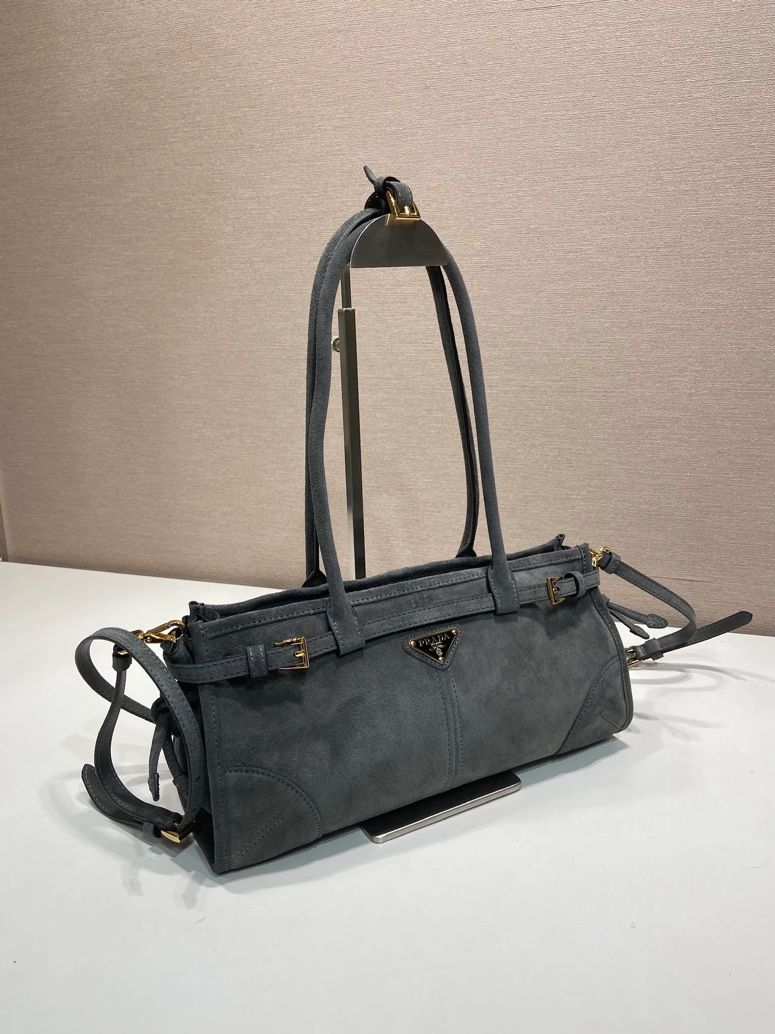 💰1660🎉LusSolf nubuck leather🎉1BA426 anthracite gray🎉🎉 This hand-held crossbody bag is made of imported nubuck leather, exuding a classic atmosphere. It is equipped with a detachable and adjustable long shoulder strap, which is convenient for different occasions. It has a very large capacity and is easy to use. It is definitely a must-have for fashionistas. Hurry up and take this retro style handbag home! Length 32x Height 15.5x Bottom 12cm🎉🎉🎉👏👏👏