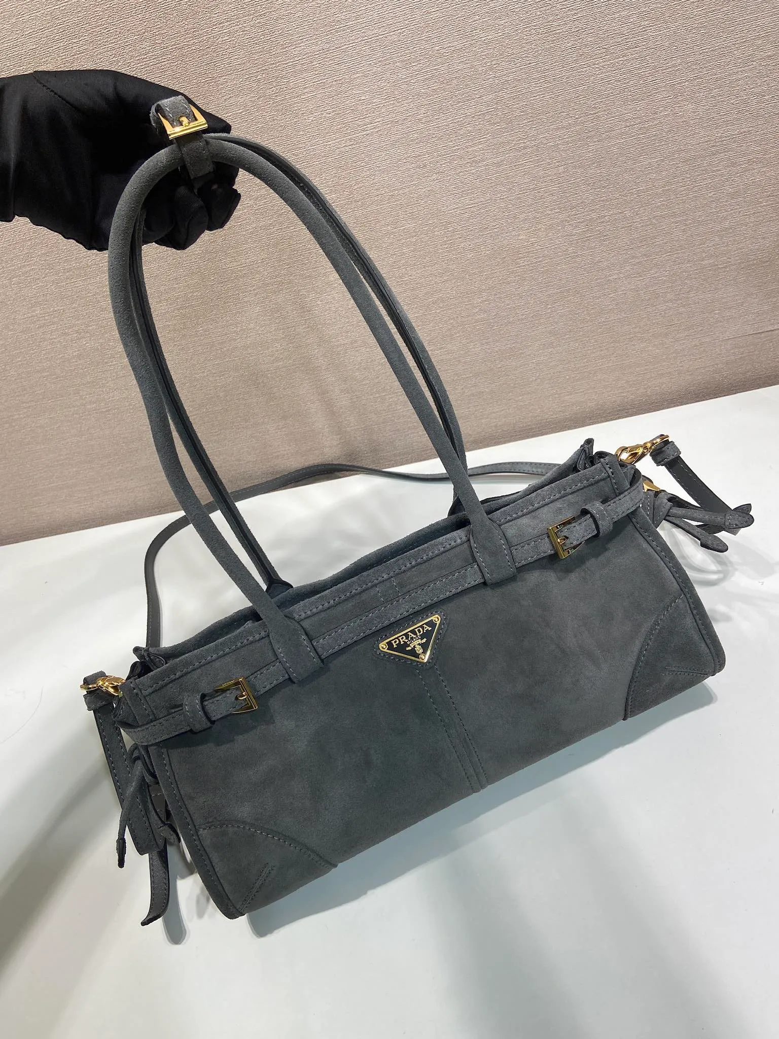 💰1660🎉LusSolf nubuck leather🎉1BA426 anthracite gray🎉🎉 This hand-held crossbody bag is made of imported nubuck leather, exuding a classic atmosphere. It is equipped with a detachable and adjustable long shoulder strap, which is convenient for different occasions. It has a very large capacity and is easy to use. It is definitely a must-have for fashionistas. Hurry up and take this retro style handbag home! Length 32x Height 15.5x Bottom 12cm🎉🎉🎉👏👏👏