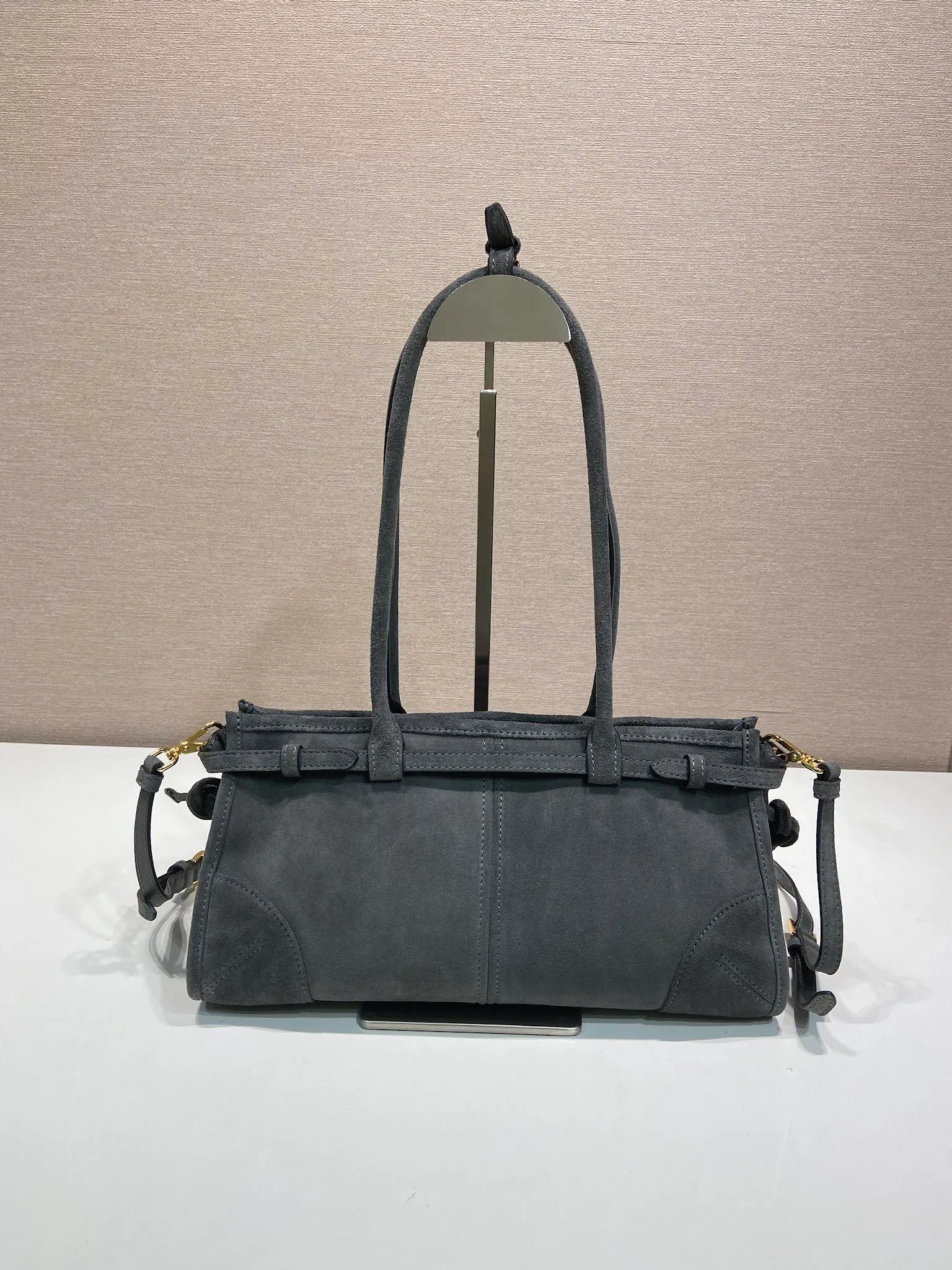 💰1660🎉LusSolf nubuck leather🎉1BA426 anthracite gray🎉🎉 This hand-held crossbody bag is made of imported nubuck leather, exuding a classic atmosphere. It is equipped with a detachable and adjustable long shoulder strap, which is convenient for different occasions. It has a very large capacity and is easy to use. It is definitely a must-have for fashionistas. Hurry up and take this retro style handbag home! Length 32x Height 15.5x Bottom 12cm🎉🎉🎉👏👏👏