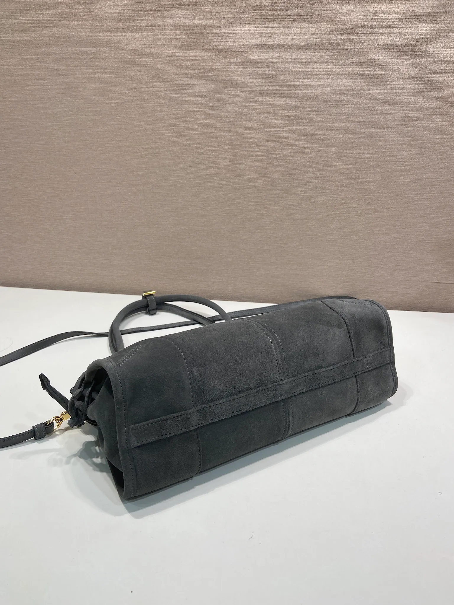 💰1660🎉LusSolf nubuck leather🎉1BA426 anthracite gray🎉🎉 This hand-held crossbody bag is made of imported nubuck leather, exuding a classic atmosphere. It is equipped with a detachable and adjustable long shoulder strap, which is convenient for different occasions. It has a very large capacity and is easy to use. It is definitely a must-have for fashionistas. Hurry up and take this retro style handbag home! Length 32x Height 15.5x Bottom 12cm🎉🎉🎉👏👏👏
