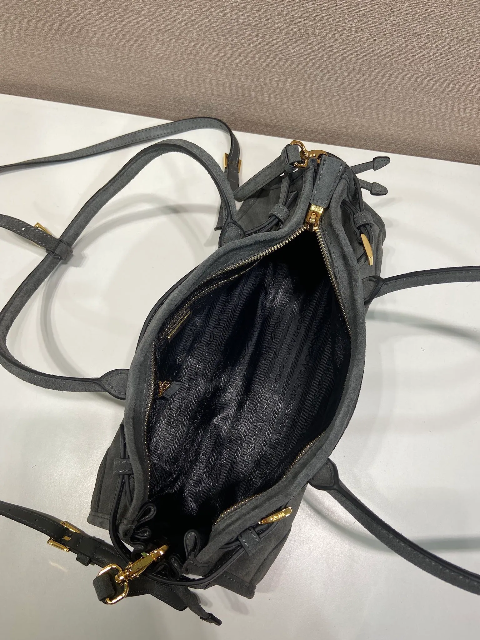 💰1660🎉LusSolf nubuck leather🎉1BA426 anthracite gray🎉🎉 This hand-held crossbody bag is made of imported nubuck leather, exuding a classic atmosphere. It is equipped with a detachable and adjustable long shoulder strap, which is convenient for different occasions. It has a very large capacity and is easy to use. It is definitely a must-have for fashionistas. Hurry up and take this retro style handbag home! Length 32x Height 15.5x Bottom 12cm🎉🎉🎉👏👏👏