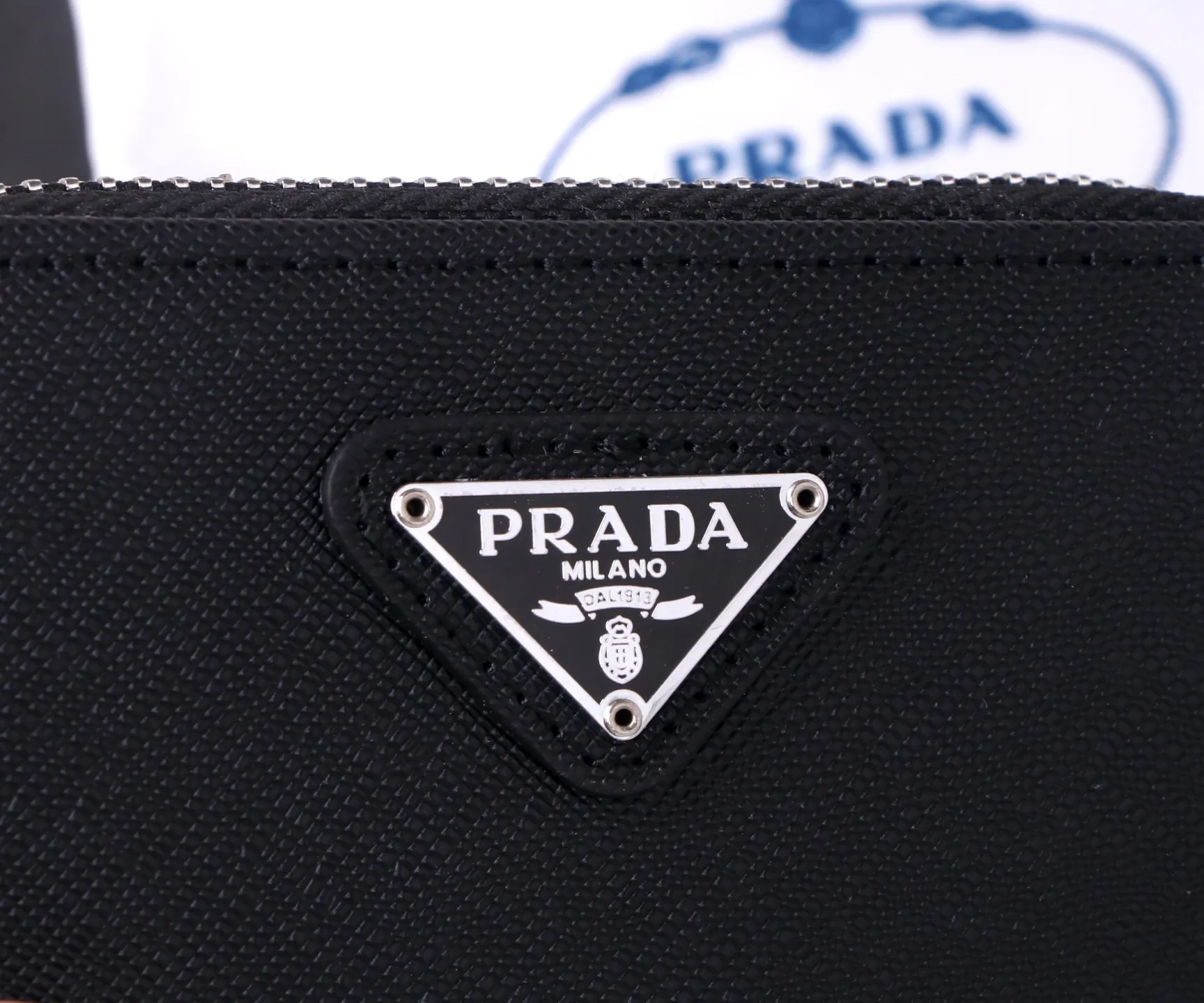 💰130 Style No.: LM1123 Brand: PRADA Color: Black Size: 10*8cm Description: The latest styles at the counter, synchronized with the official website, genuine product development, top Italian original single cross-grain cowhide with excellent texture, threaded lining and imported hardware accessories! The exquisite wiring is even and neat, and the oil edges are smooth.