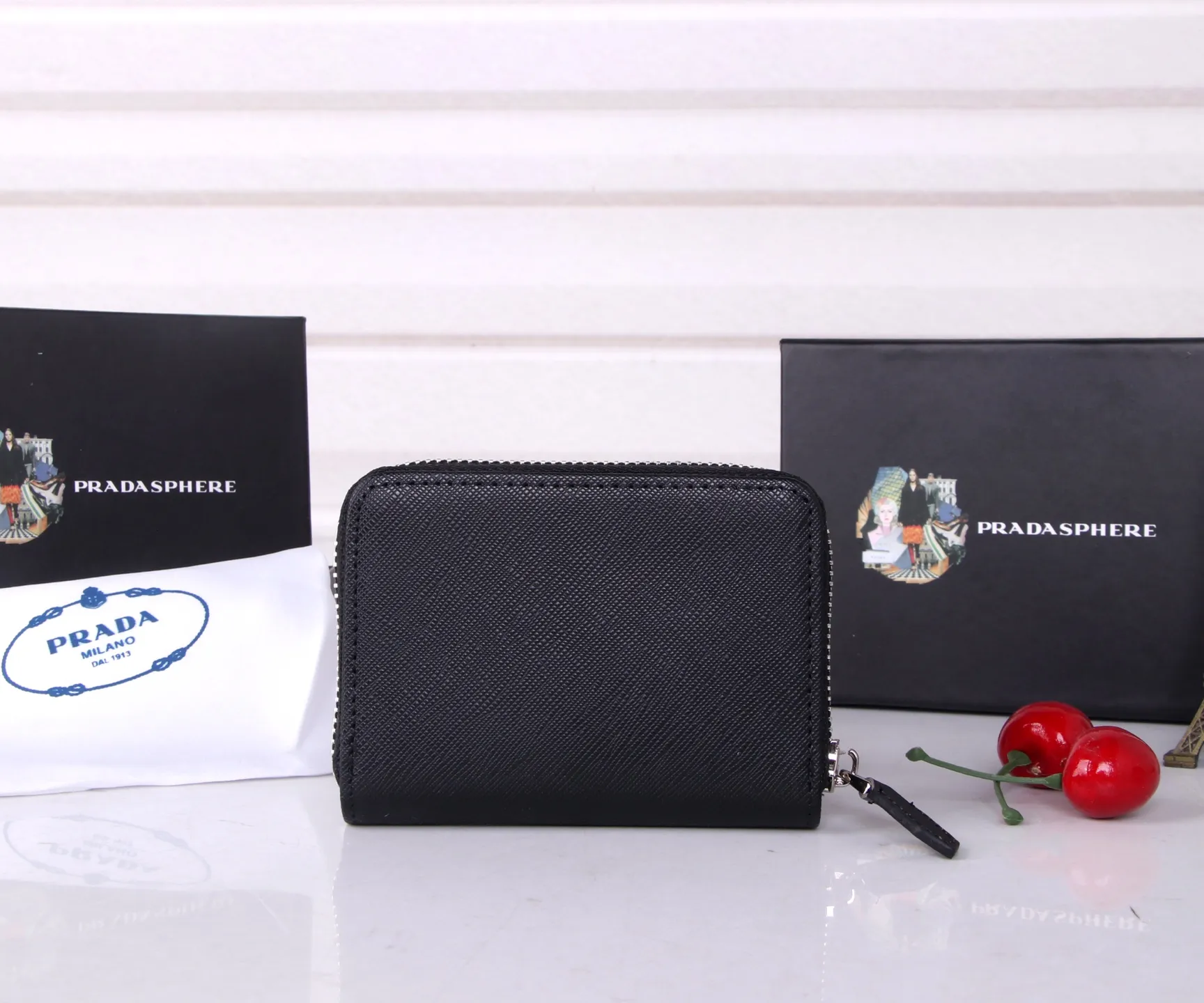 💰130 Style No.: LM1123 Brand: PRADA Color: Black Size: 10*8cm Description: The latest styles at the counter, synchronized with the official website, genuine product development, top Italian original single cross-grain cowhide with excellent texture, threaded lining and imported hardware accessories! The exquisite wiring is even and neat, and the oil edges are smooth.