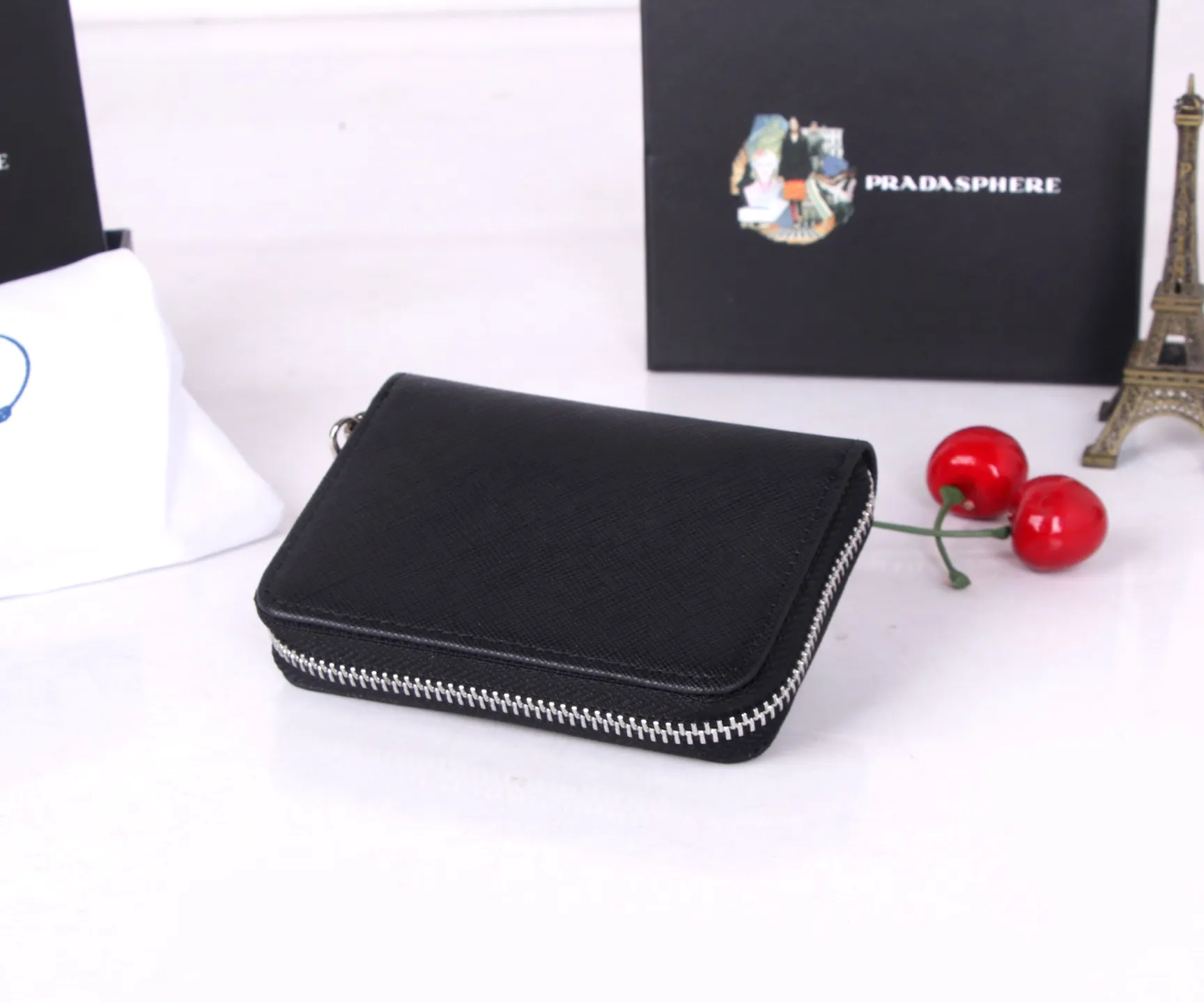 💰130 Style No.: LM1123 Brand: PRADA Color: Black Size: 10*8cm Description: The latest styles at the counter, synchronized with the official website, genuine product development, top Italian original single cross-grain cowhide with excellent texture, threaded lining and imported hardware accessories! The exquisite wiring is even and neat, and the oil edges are smooth.