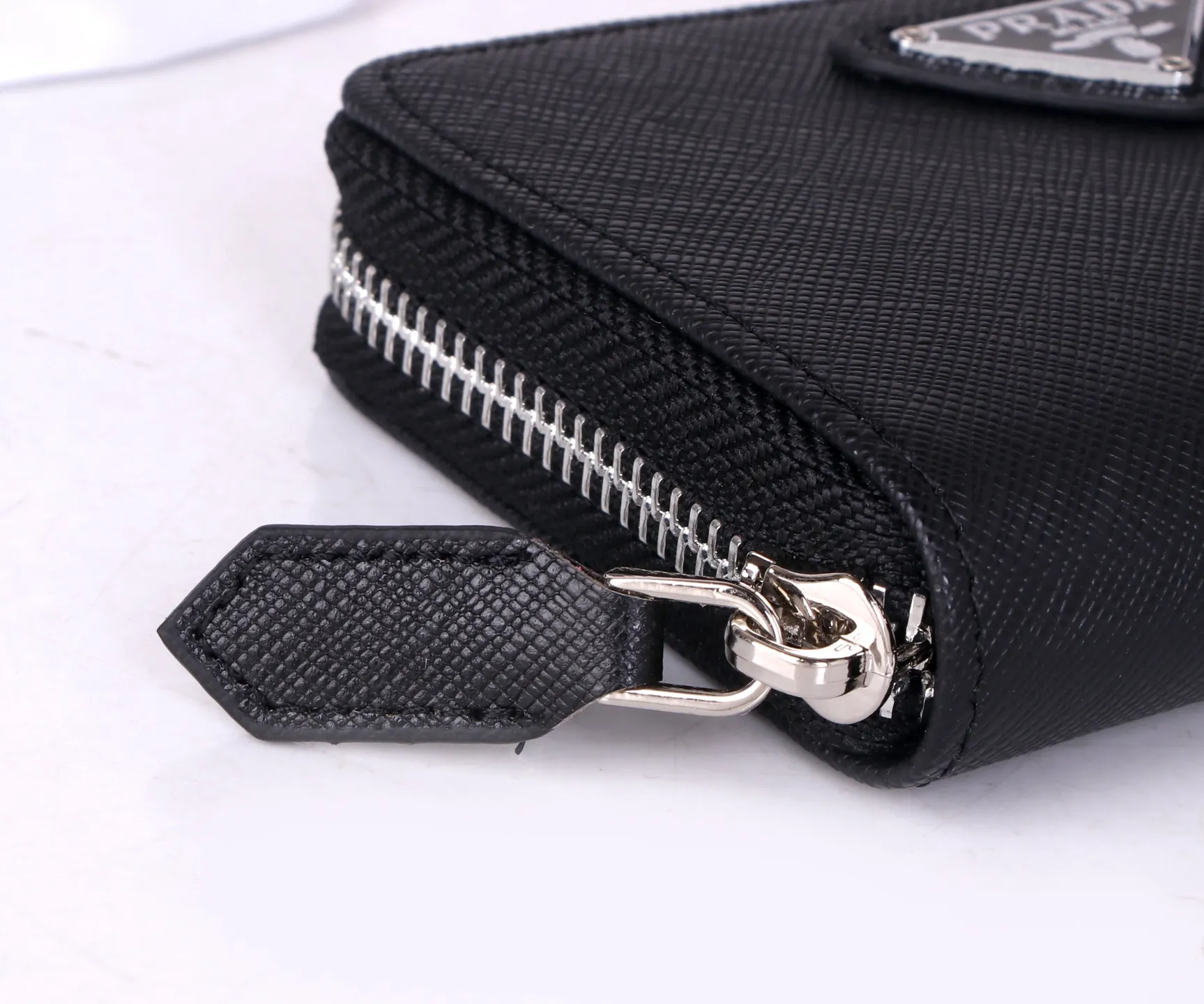 💰130 Style No.: LM1123 Brand: PRADA Color: Black Size: 10*8cm Description: The latest styles at the counter, synchronized with the official website, genuine product development, top Italian original single cross-grain cowhide with excellent texture, threaded lining and imported hardware accessories! The exquisite wiring is even and neat, and the oil edges are smooth.