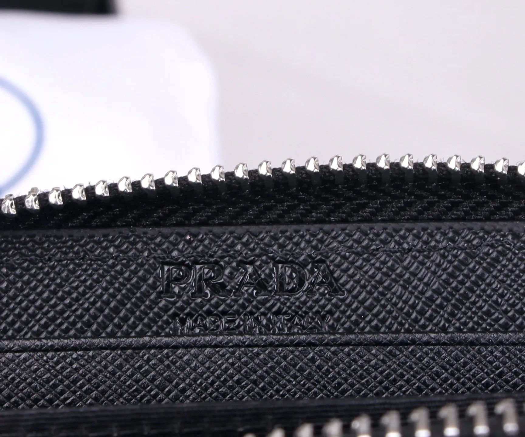 💰130 Style No.: LM1123 Brand: PRADA Color: Black Size: 10*8cm Description: The latest styles at the counter, synchronized with the official website, genuine product development, top Italian original single cross-grain cowhide with excellent texture, threaded lining and imported hardware accessories! The exquisite wiring is even and neat, and the oil edges are smooth.