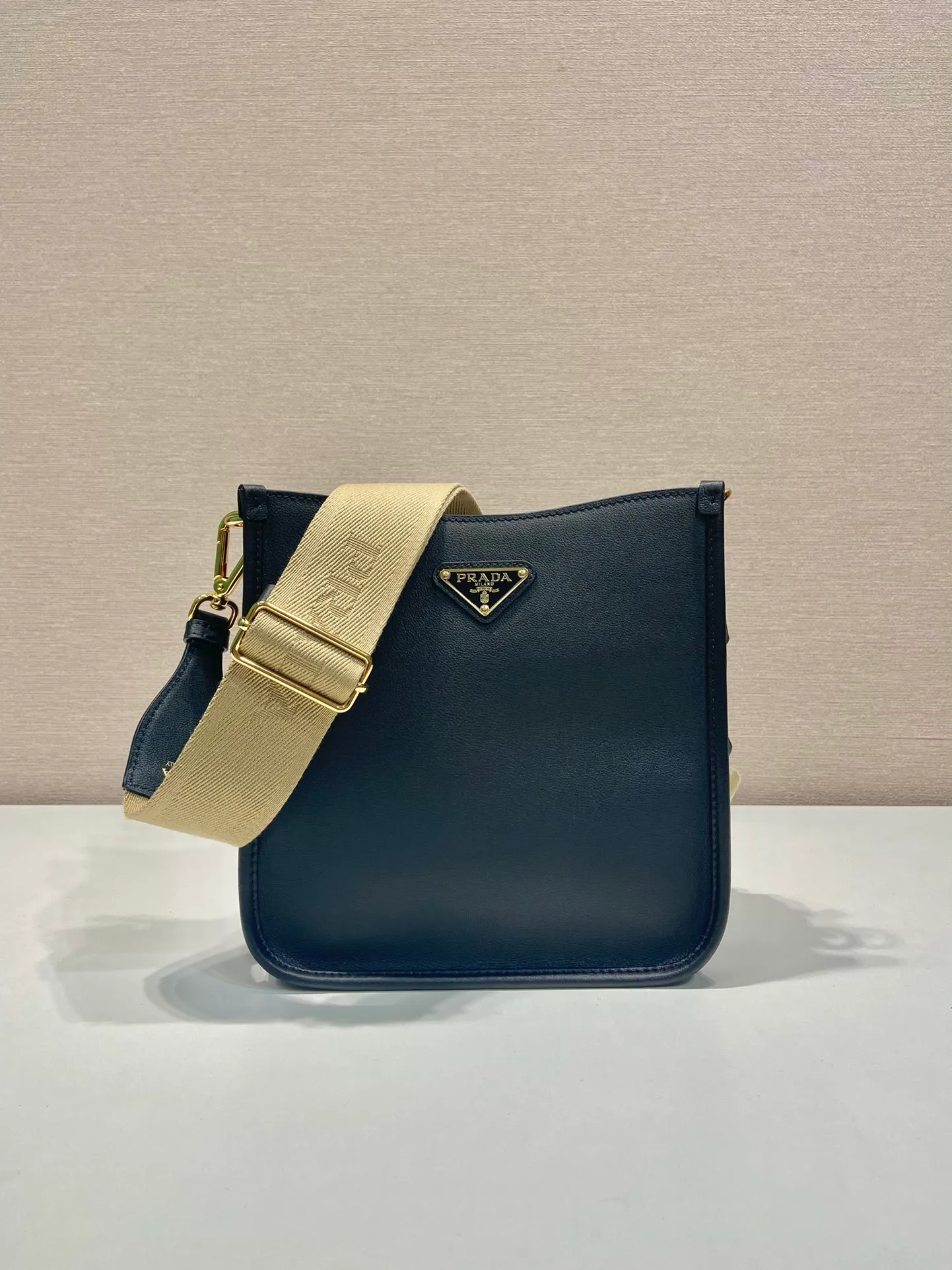 💰1500👏New double shoulder strap bag👏1BH220🎉tote bag This leather shoulder bag has a simple design and is made of imported calfskin. The metal triangle logo on the front adds an iconic tone. Equipped with 2 detachable logo webbing straps and leather shoulder straps, it can be exchanged at any time for different outfits and occasions😘😘to highlight its modern style. High fashion is the main fashion for daily matching. Hurry up and get it, it’s so beautiful👏👏 Length 20x height 21x bottom 7cm