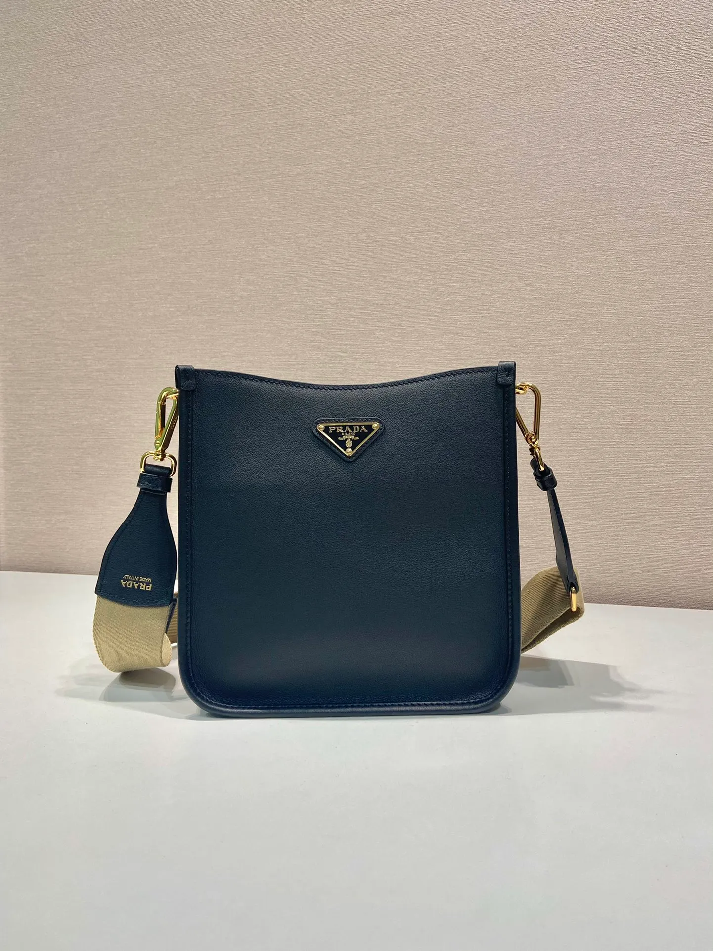💰1500👏New double shoulder strap bag👏1BH220🎉tote bag This leather shoulder bag has a simple design and is made of imported calfskin. The metal triangle logo on the front adds an iconic tone. Equipped with 2 detachable logo webbing straps and leather shoulder straps, it can be exchanged at any time for different outfits and occasions😘😘to highlight its modern style. High fashion is the main fashion for daily matching. Hurry up and get it, it’s so beautiful👏👏 Length 20x height 21x bottom 7cm