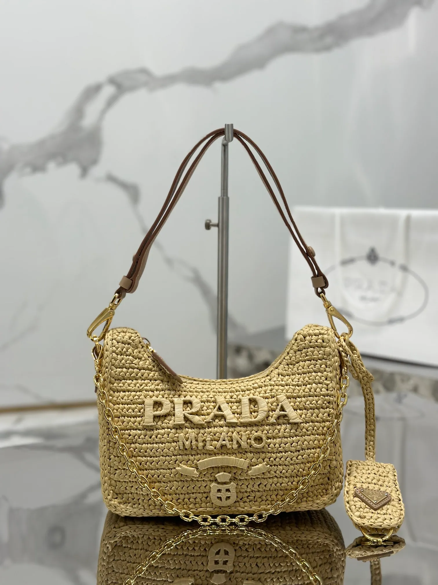 💰1700✨New product debut✨hobo underarm braid. Made of top-quality raffia, handmade. The colors are smart and fashionable. The hand-woven logo on the front is equipped with a detachable chain and hand-adjustable shoulder strap. It is not only practical, lightweight but also beautiful. The new favorite of fashionistas. Size: 22-18-6cm Model: 1BC204 braid