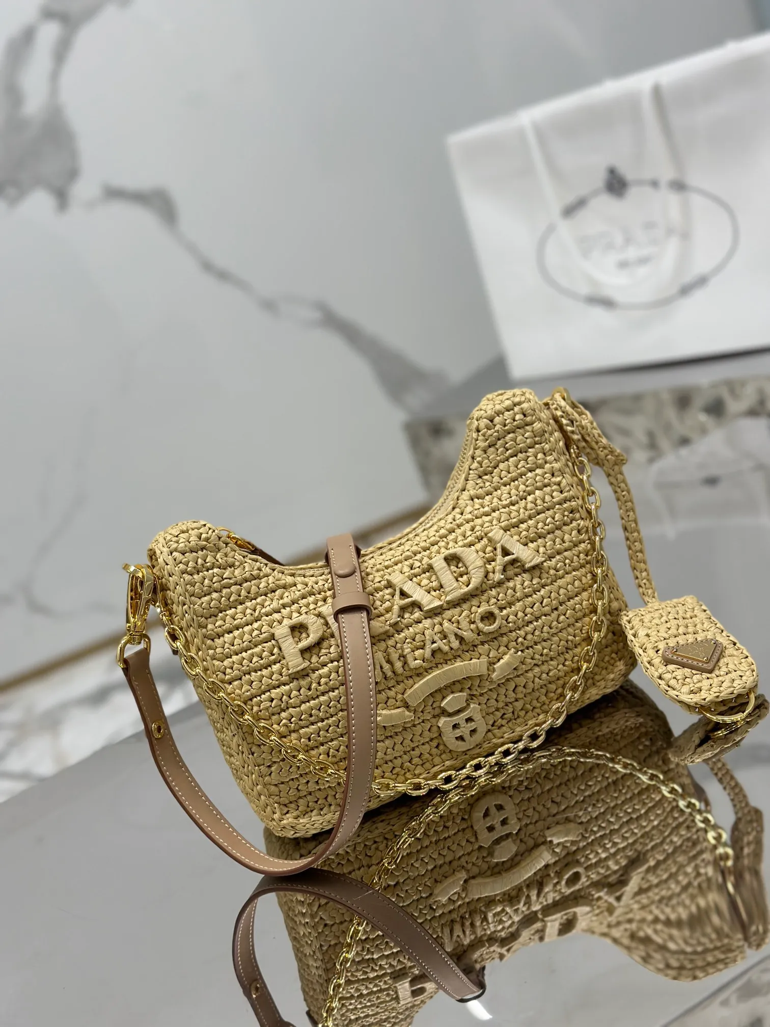💰1700✨New product debut✨hobo underarm braid. Made of top-quality raffia, handmade. The colors are smart and fashionable. The hand-woven logo on the front is equipped with a detachable chain and hand-adjustable shoulder strap. It is not only practical, lightweight but also beautiful. The new favorite of fashionistas. Size: 22-18-6cm Model: 1BC204 braid