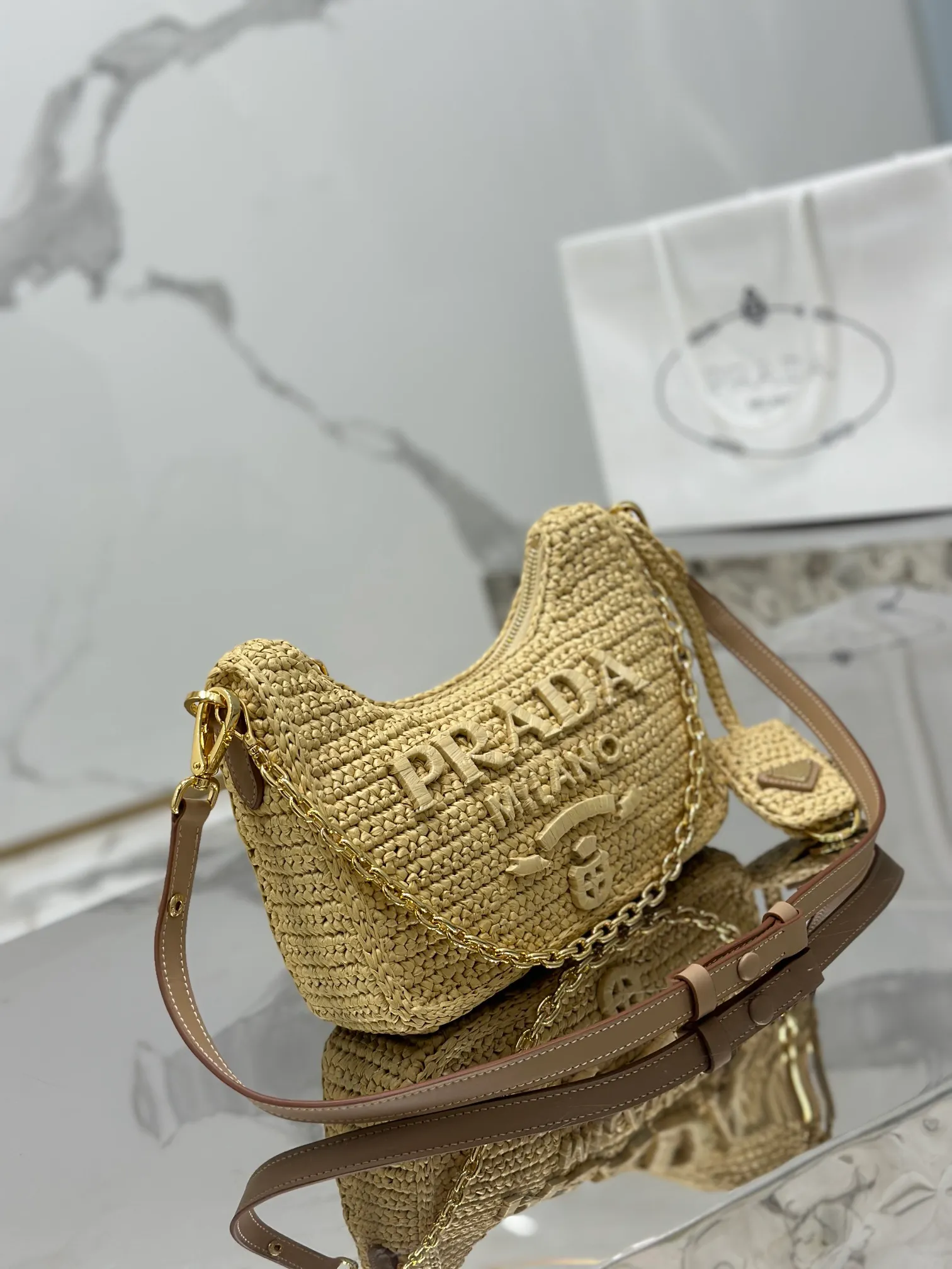 💰1700✨New product debut✨hobo underarm braid. Made of top-quality raffia, handmade. The colors are smart and fashionable. The hand-woven logo on the front is equipped with a detachable chain and hand-adjustable shoulder strap. It is not only practical, lightweight but also beautiful. The new favorite of fashionistas. Size: 22-18-6cm Model: 1BC204 braid