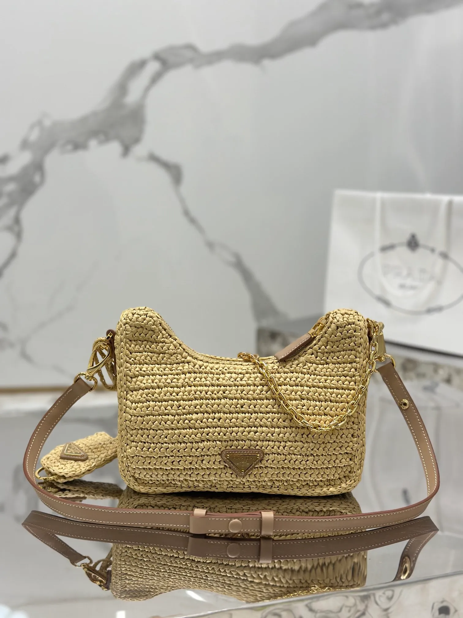 💰1700✨New product debut✨hobo underarm braid. Made of top-quality raffia, handmade. The colors are smart and fashionable. The hand-woven logo on the front is equipped with a detachable chain and hand-adjustable shoulder strap. It is not only practical, lightweight but also beautiful. The new favorite of fashionistas. Size: 22-18-6cm Model: 1BC204 braid