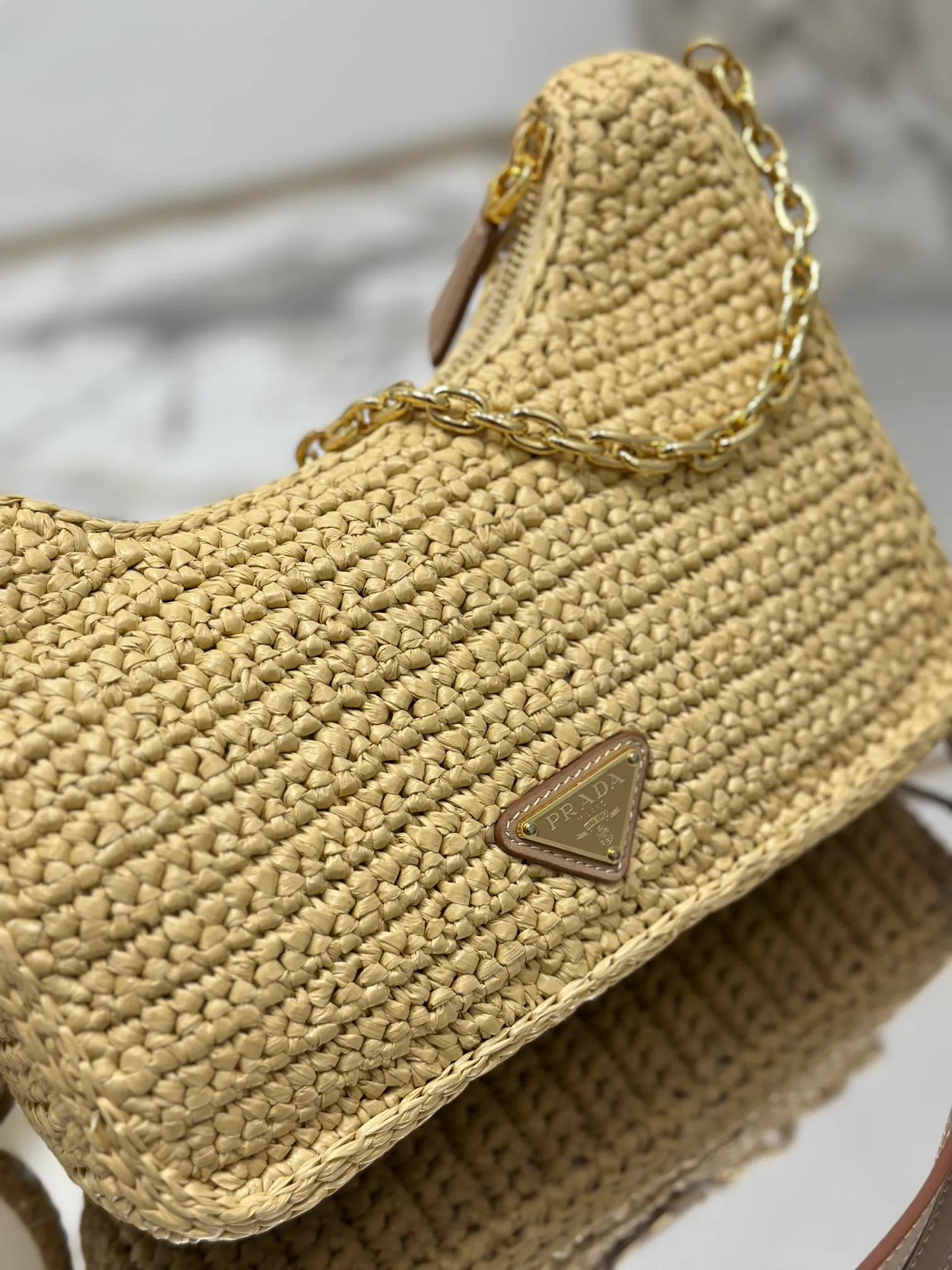 💰1700✨New product debut✨hobo underarm braid. Made of top-quality raffia, handmade. The colors are smart and fashionable. The hand-woven logo on the front is equipped with a detachable chain and hand-adjustable shoulder strap. It is not only practical, lightweight but also beautiful. The new favorite of fashionistas. Size: 22-18-6cm Model: 1BC204 braid