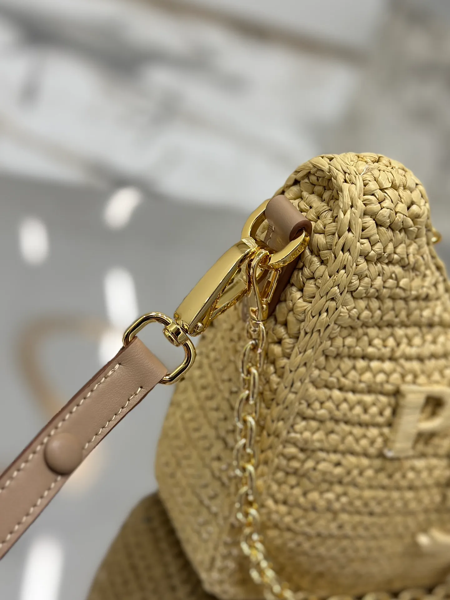 💰1700✨New product debut✨hobo underarm braid. Made of top-quality raffia, handmade. The colors are smart and fashionable. The hand-woven logo on the front is equipped with a detachable chain and hand-adjustable shoulder strap. It is not only practical, lightweight but also beautiful. The new favorite of fashionistas. Size: 22-18-6cm Model: 1BC204 braid