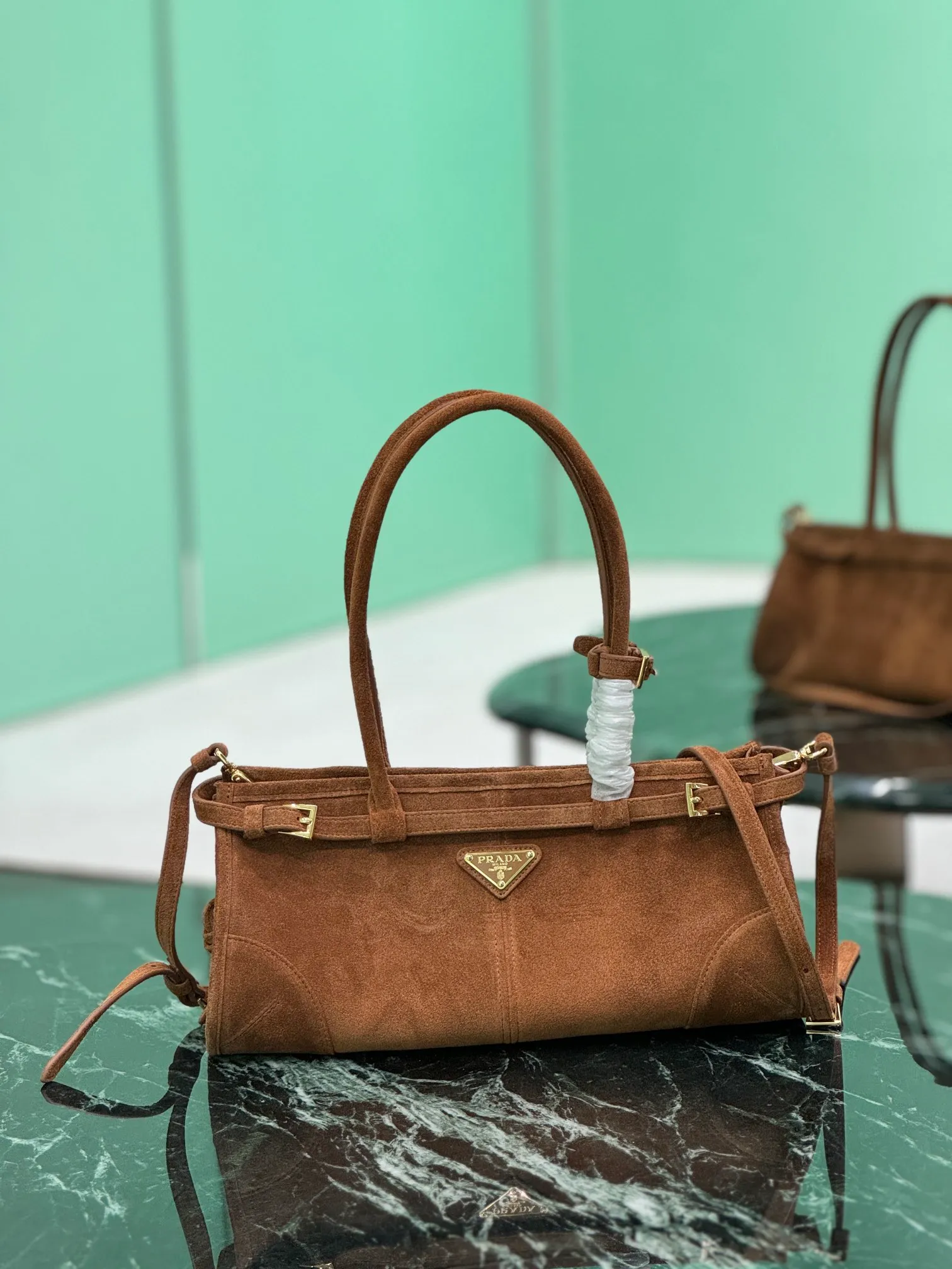 💰1660🌟SoftLux suede handbag This hand-held crossbody bag is made of autumn and winter suede leather. It is equipped with a detachable and adjustable long shoulder strap, which is convenient for different occasions. The capacity is very large~ Dimensions: length 32x height 15.5x bottom 12cm Style number: 1BA426