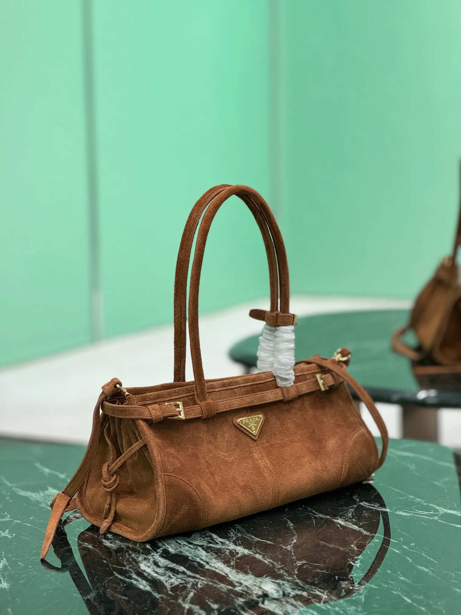 💰1660🌟SoftLux suede handbag This hand-held crossbody bag is made of autumn and winter suede leather. It is equipped with a detachable and adjustable long shoulder strap, which is convenient for different occasions. The capacity is very large~ Dimensions: length 32x height 15.5x bottom 12cm Style number: 1BA426