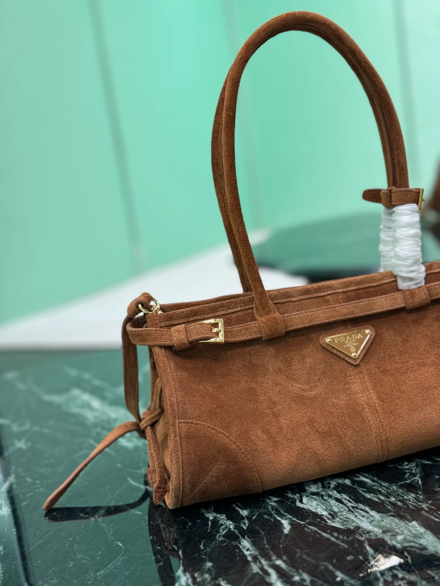 💰1660🌟SoftLux suede handbag This hand-held crossbody bag is made of autumn and winter suede leather. It is equipped with a detachable and adjustable long shoulder strap, which is convenient for different occasions. The capacity is very large~ Dimensions: length 32x height 15.5x bottom 12cm Style number: 1BA426