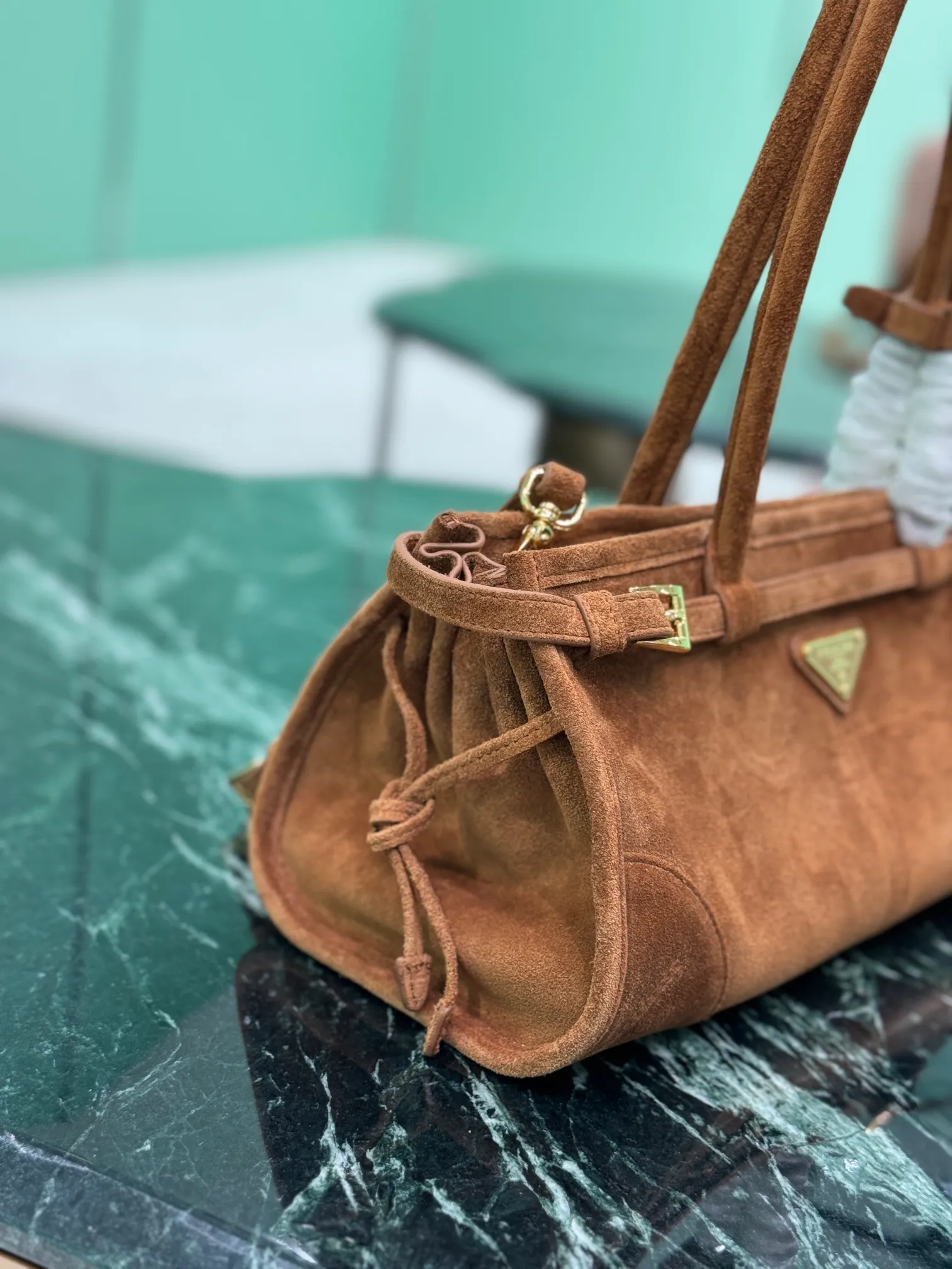 💰1660🌟SoftLux suede handbag This hand-held crossbody bag is made of autumn and winter suede leather. It is equipped with a detachable and adjustable long shoulder strap, which is convenient for different occasions. The capacity is very large~ Dimensions: length 32x height 15.5x bottom 12cm Style number: 1BA426