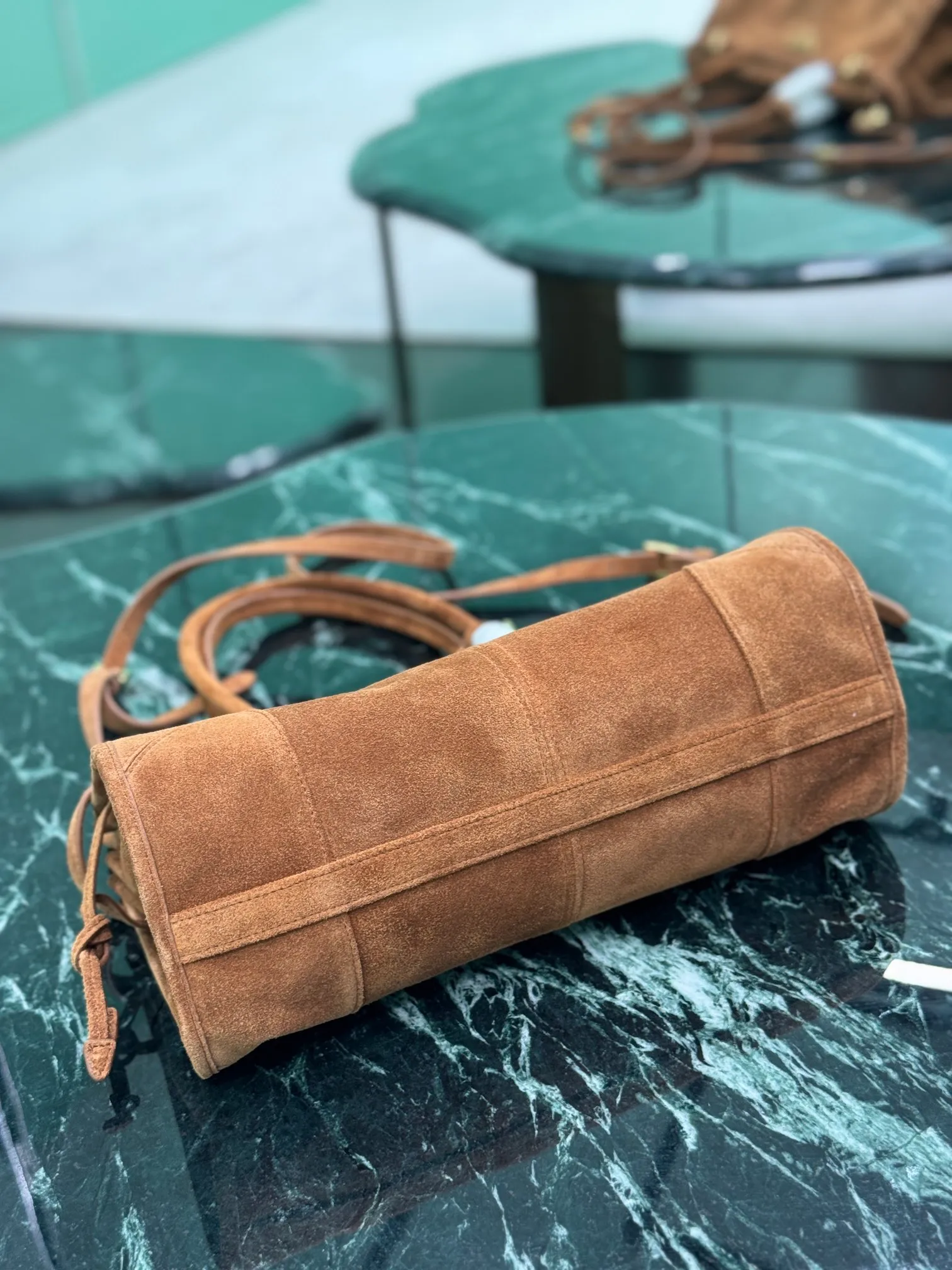 💰1660🌟SoftLux suede handbag This hand-held crossbody bag is made of autumn and winter suede leather. It is equipped with a detachable and adjustable long shoulder strap, which is convenient for different occasions. The capacity is very large~ Dimensions: length 32x height 15.5x bottom 12cm Style number: 1BA426