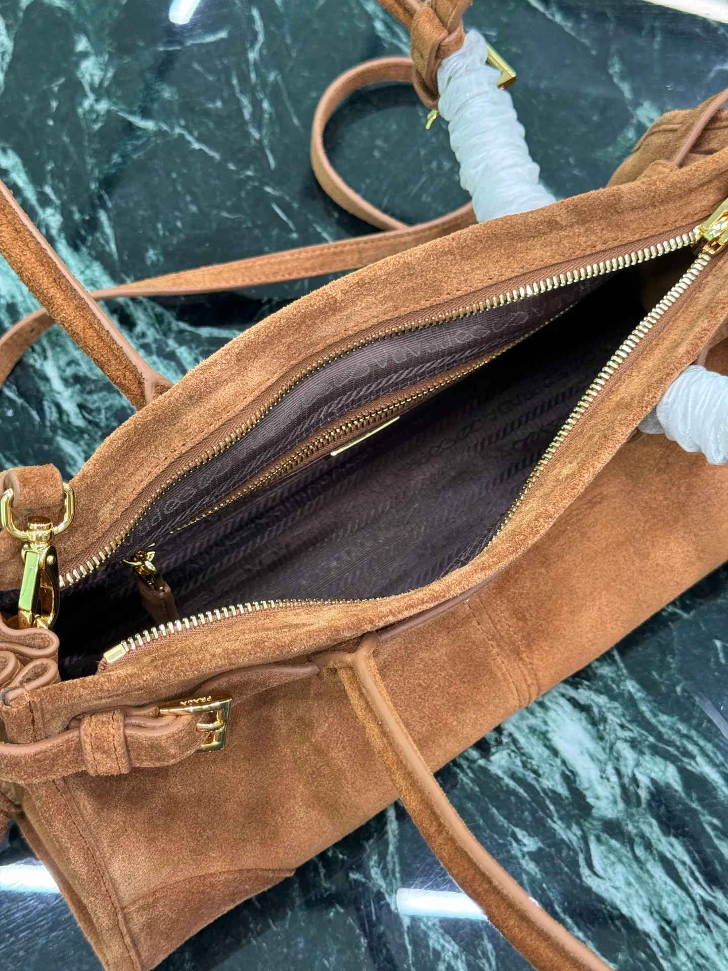 💰1660🌟SoftLux suede handbag This hand-held crossbody bag is made of autumn and winter suede leather. It is equipped with a detachable and adjustable long shoulder strap, which is convenient for different occasions. The capacity is very large~ Dimensions: length 32x height 15.5x bottom 12cm Style number: 1BA426