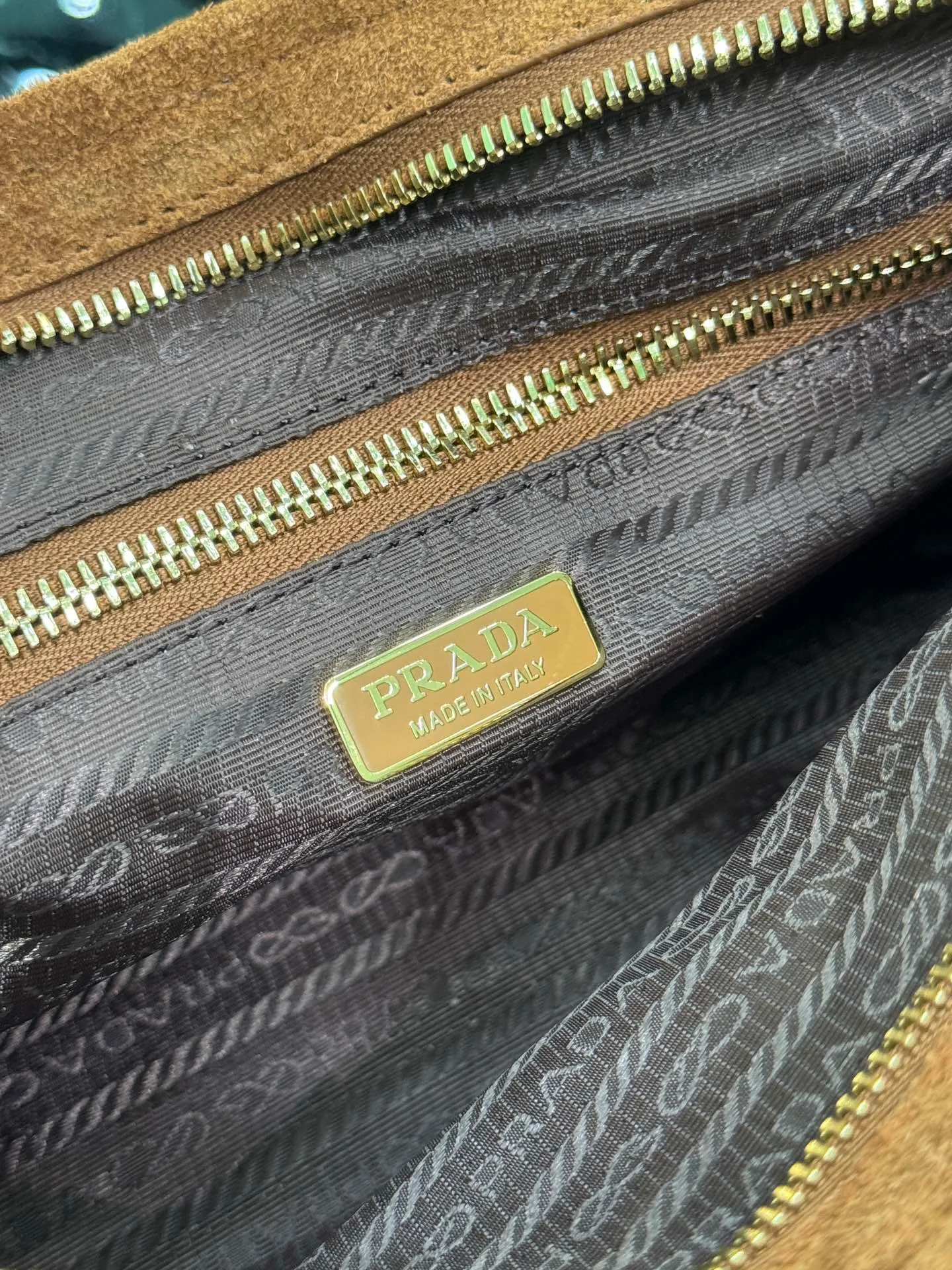 💰1660🌟SoftLux suede handbag This hand-held crossbody bag is made of autumn and winter suede leather. It is equipped with a detachable and adjustable long shoulder strap, which is convenient for different occasions. The capacity is very large~ Dimensions: length 32x height 15.5x bottom 12cm Style number: 1BA426