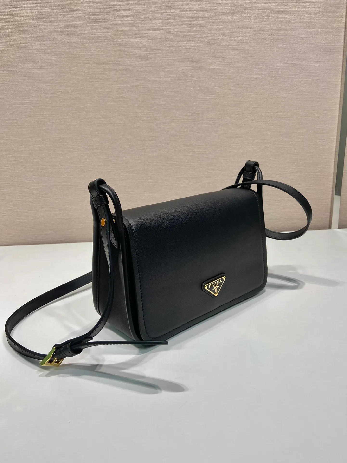 💰1560👏New double shoulder bag👏1BD372🎉 This leather shoulder bag has a simple design, made of imported calfskin, with a metal triangle logo and flip cover design on the front. It is equipped with 2 detachable logo webbing and leather shoulder straps, which can be exchanged at any time for different outfits and occasions😘😘to highlight its modern style. High fashion is the main fashion for daily matching. Hurry up and get it, it’s so beautiful👏👏 Length 23x Height 15x Bottom 8.5cm