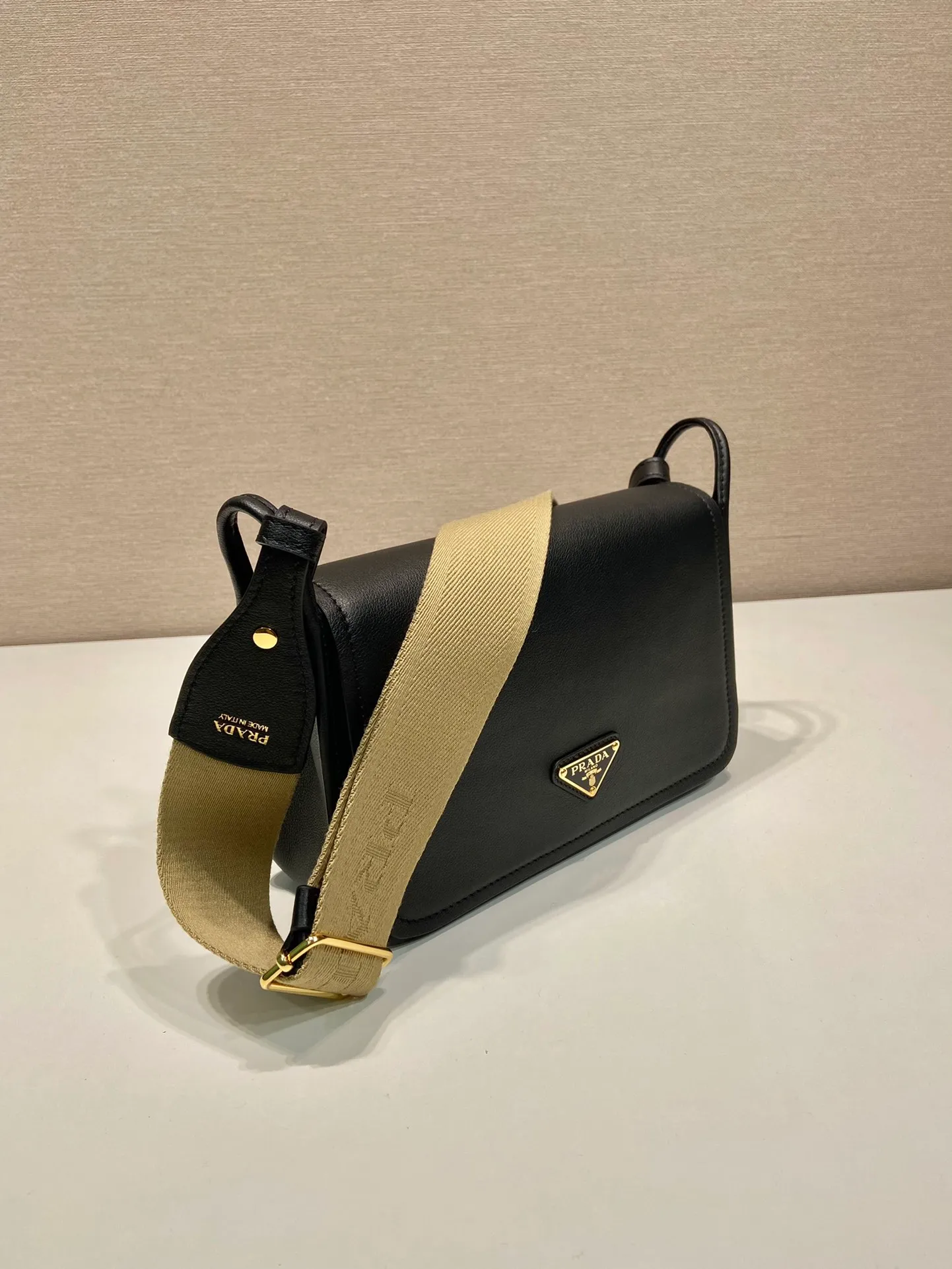 💰1560👏New double shoulder bag👏1BD372🎉 This leather shoulder bag has a simple design, made of imported calfskin, with a metal triangle logo and flip cover design on the front. It is equipped with 2 detachable logo webbing and leather shoulder straps, which can be exchanged at any time for different outfits and occasions😘😘to highlight its modern style. High fashion is the main fashion for daily matching. Hurry up and get it, it’s so beautiful👏👏 Length 23x Height 15x Bottom 8.5cm