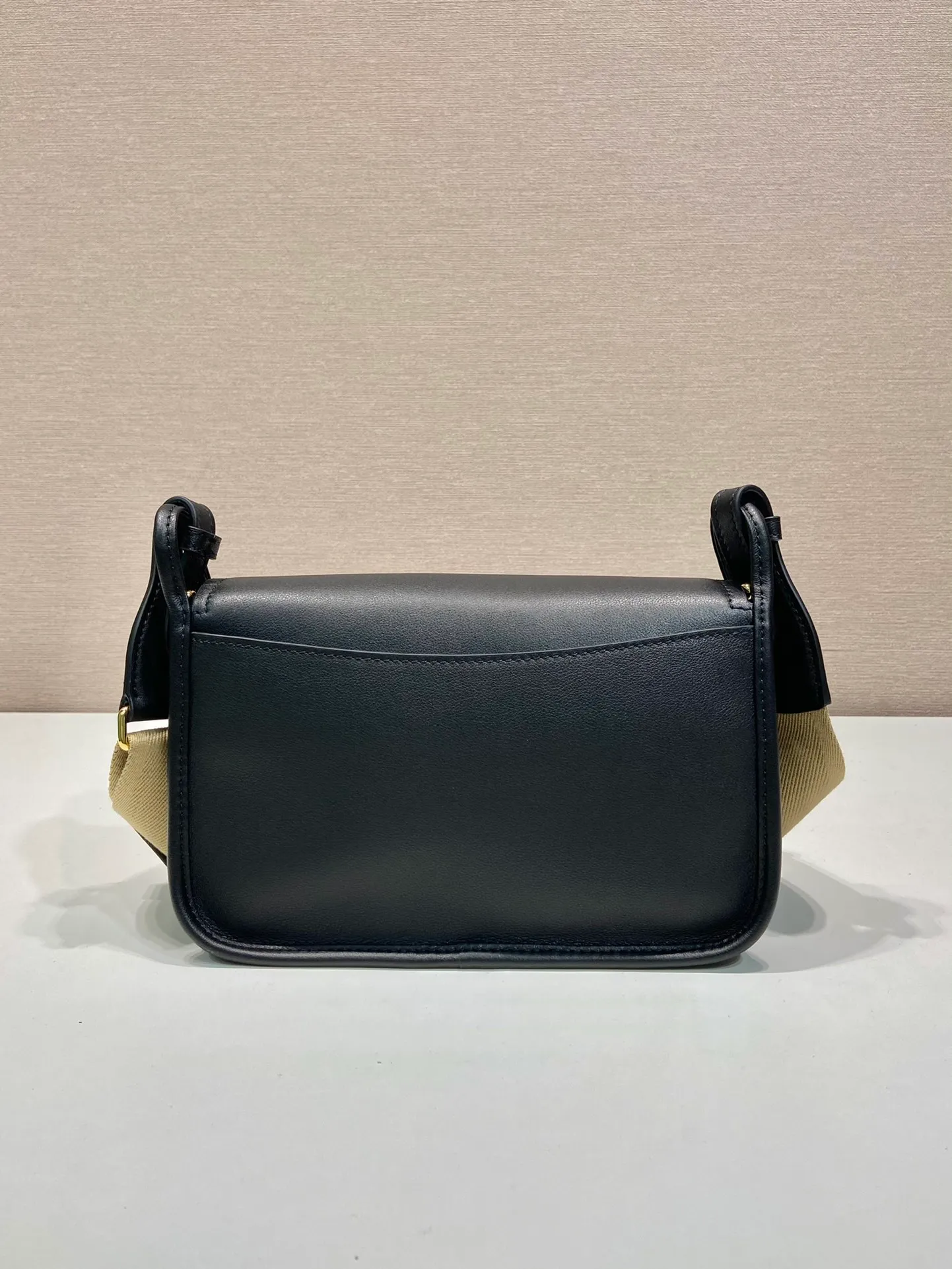 💰1560👏New double shoulder bag👏1BD372🎉 This leather shoulder bag has a simple design, made of imported calfskin, with a metal triangle logo and flip cover design on the front. It is equipped with 2 detachable logo webbing and leather shoulder straps, which can be exchanged at any time for different outfits and occasions😘😘to highlight its modern style. High fashion is the main fashion for daily matching. Hurry up and get it, it’s so beautiful👏👏 Length 23x Height 15x Bottom 8.5cm