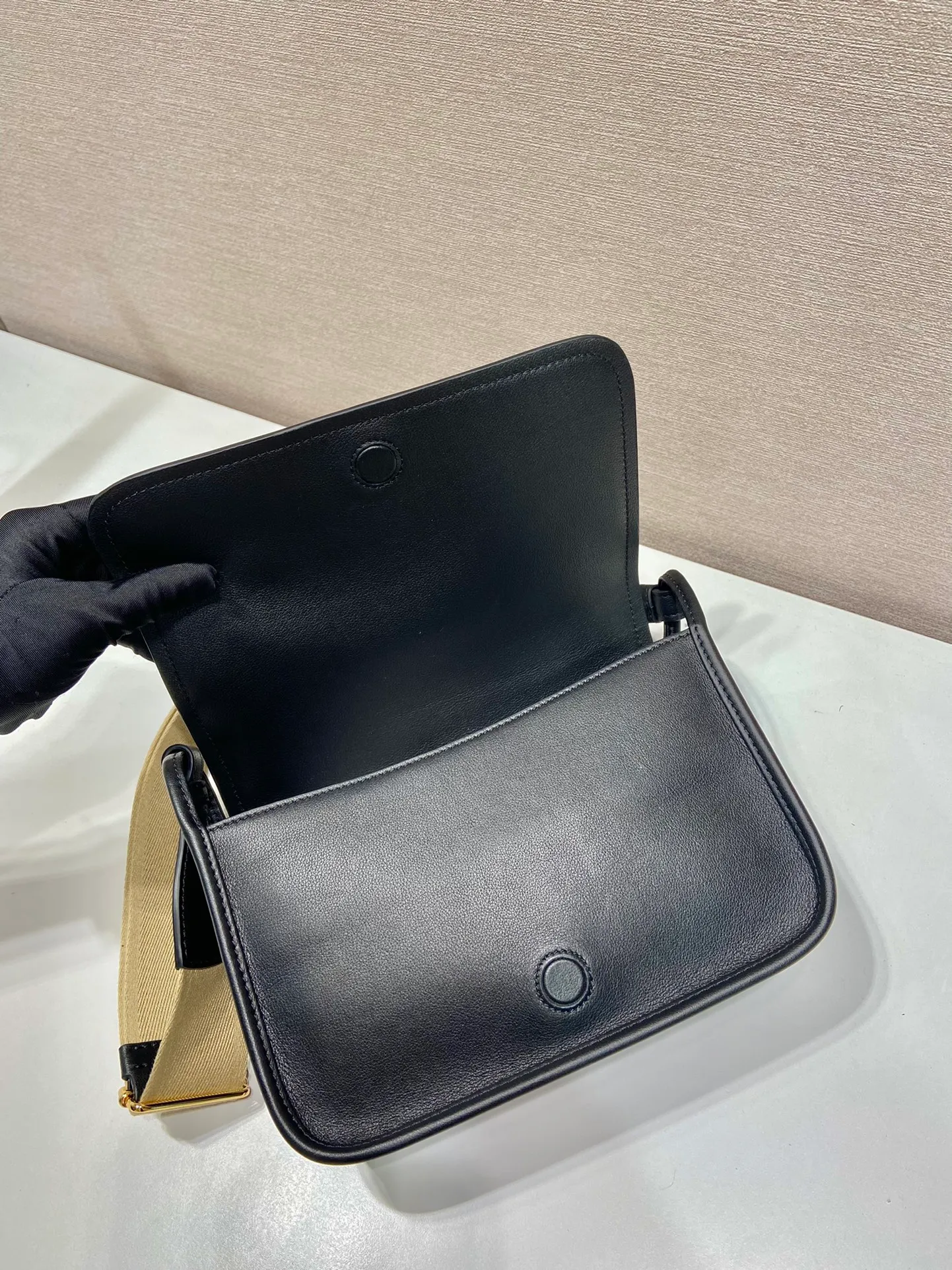💰1560👏New double shoulder bag👏1BD372🎉 This leather shoulder bag has a simple design, made of imported calfskin, with a metal triangle logo and flip cover design on the front. It is equipped with 2 detachable logo webbing and leather shoulder straps, which can be exchanged at any time for different outfits and occasions😘😘to highlight its modern style. High fashion is the main fashion for daily matching. Hurry up and get it, it’s so beautiful👏👏 Length 23x Height 15x Bottom 8.5cm