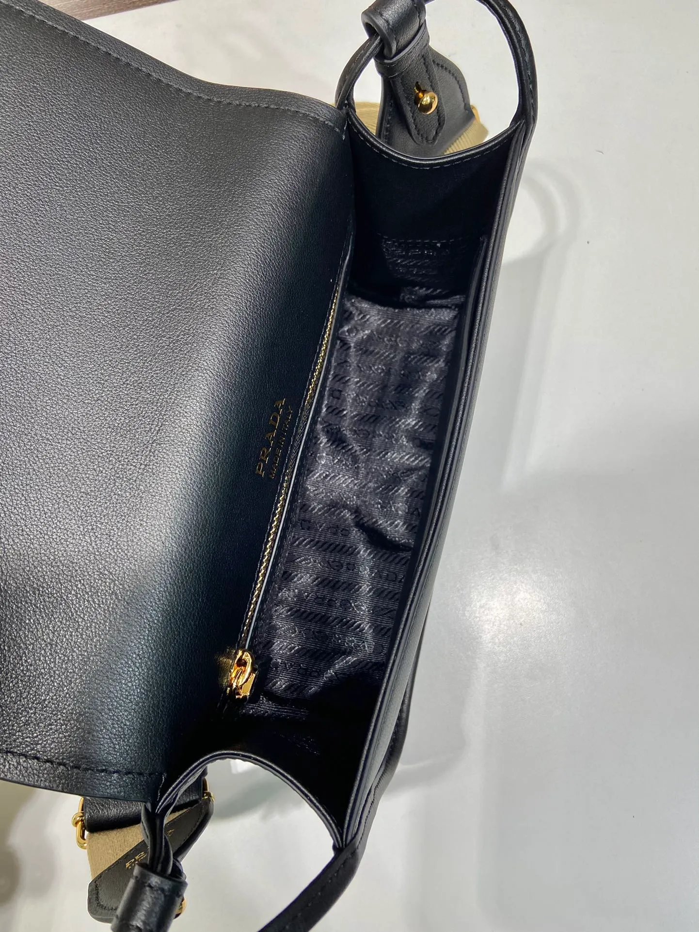 💰1560👏New double shoulder bag👏1BD372🎉 This leather shoulder bag has a simple design, made of imported calfskin, with a metal triangle logo and flip cover design on the front. It is equipped with 2 detachable logo webbing and leather shoulder straps, which can be exchanged at any time for different outfits and occasions😘😘to highlight its modern style. High fashion is the main fashion for daily matching. Hurry up and get it, it’s so beautiful👏👏 Length 23x Height 15x Bottom 8.5cm