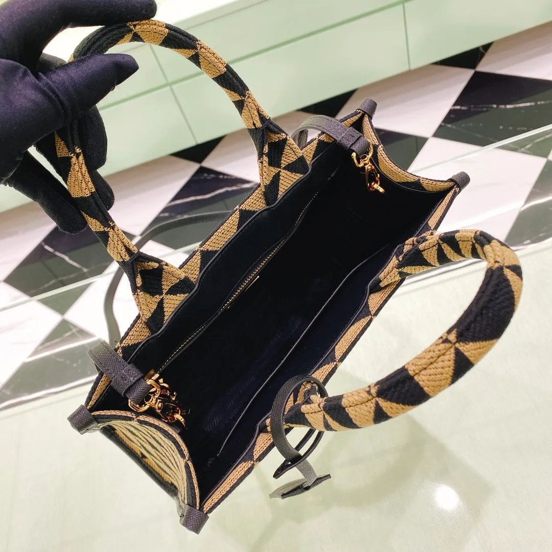 💰1560✨New product debut✨🌟New product, new series embroidered triangle plaid tote bag 1BA354 medium size. The new fashion favorite tote bag that is popular all over the world. The bag is embroidered with triangular geometric patterns all over the body and imported cross-grain cowhide trim. The overall bag is simple, elegant and luxurious in texture. The golden triangle logo on the front is added with Saffiano cowhide name plate. It is equipped with a detachable full leather shoulder strap. It has a large capacity and is full of matching points. A must-have tote bag for little fairies, size 22*9*28cm