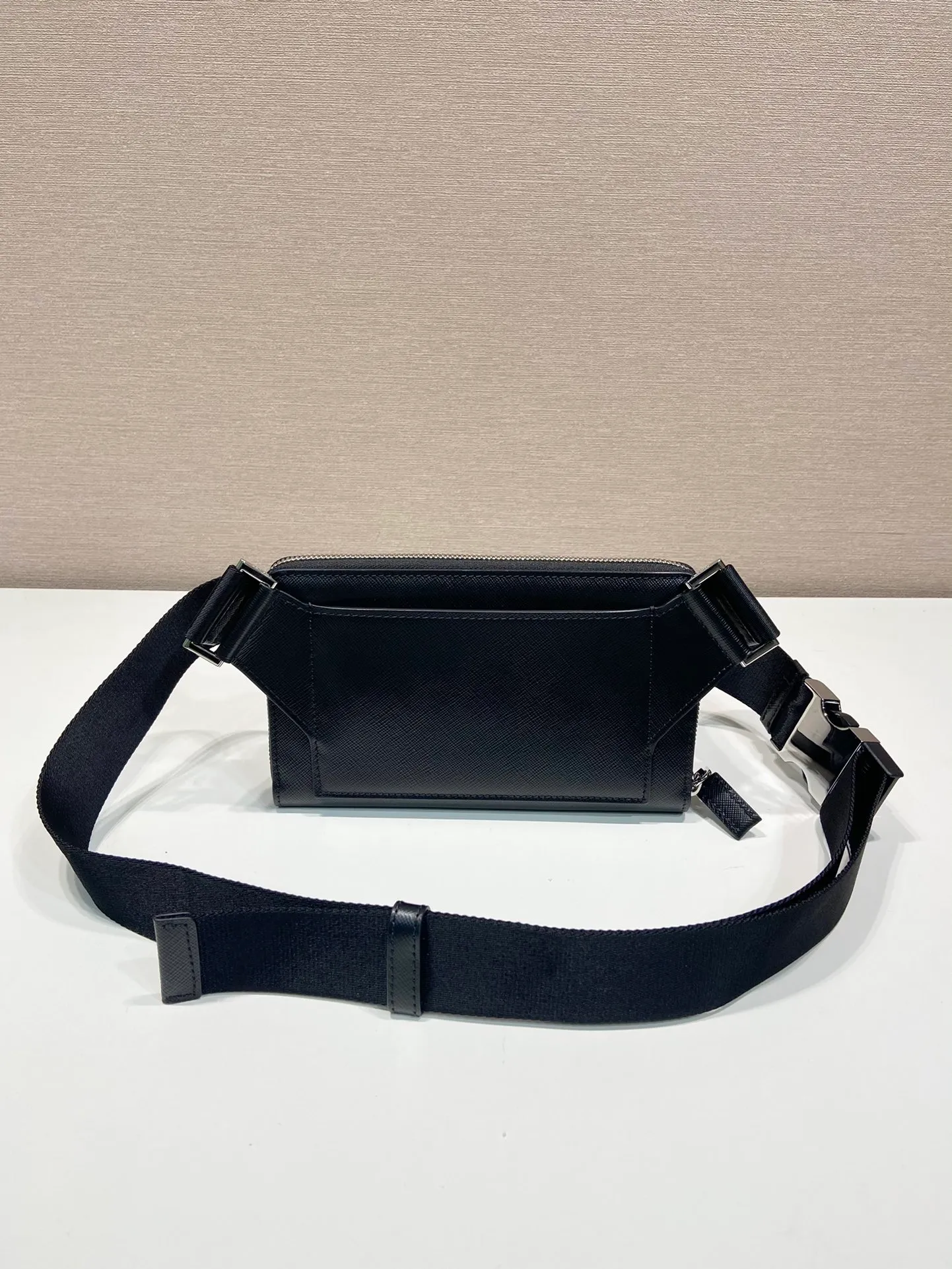 💰1320🎉New waist bag🎉2VH156🎉 This simple and versatile waist bag/chest bag adopts imported cross pattern, showing modern charm with technological details. Regenerated nylon adjustable shoulder strap with top-grade metal buckle and external zippered pocket, small back pocket and internal card slots. Very functional and the upper body effect is very cool. Another popular style that never goes out of style🎉🎉 Length 21x Height 13x Bottom 2.5cm