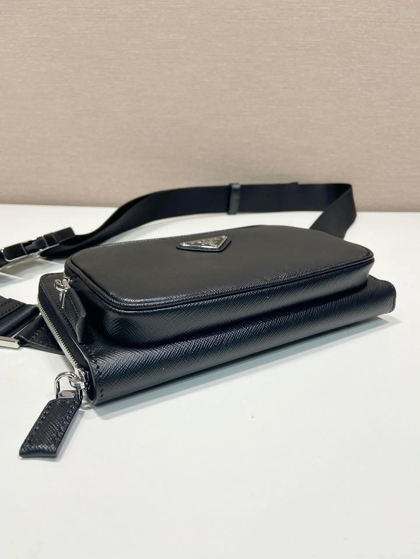 💰1320🎉New waist bag🎉2VH156🎉 This simple and versatile waist bag/chest bag adopts imported cross pattern, showing modern charm with technological details. Regenerated nylon adjustable shoulder strap with top-grade metal buckle and external zippered pocket, small back pocket and internal card slots. Very functional and the upper body effect is very cool. Another popular style that never goes out of style🎉🎉 Length 21x Height 13x Bottom 2.5cm