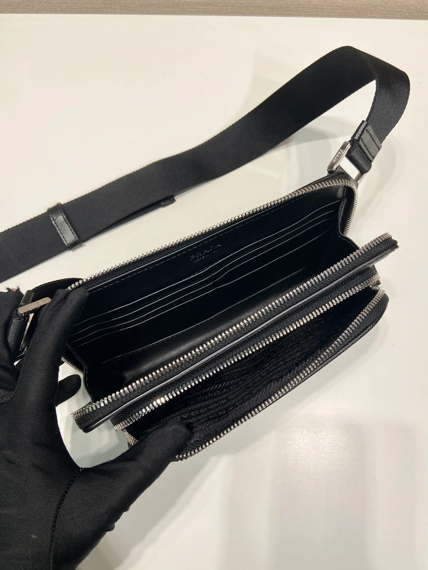 💰1320🎉New waist bag🎉2VH156🎉 This simple and versatile waist bag/chest bag adopts imported cross pattern, showing modern charm with technological details. Regenerated nylon adjustable shoulder strap with top-grade metal buckle and external zippered pocket, small back pocket and internal card slots. Very functional and the upper body effect is very cool. Another popular style that never goes out of style🎉🎉 Length 21x Height 13x Bottom 2.5cm