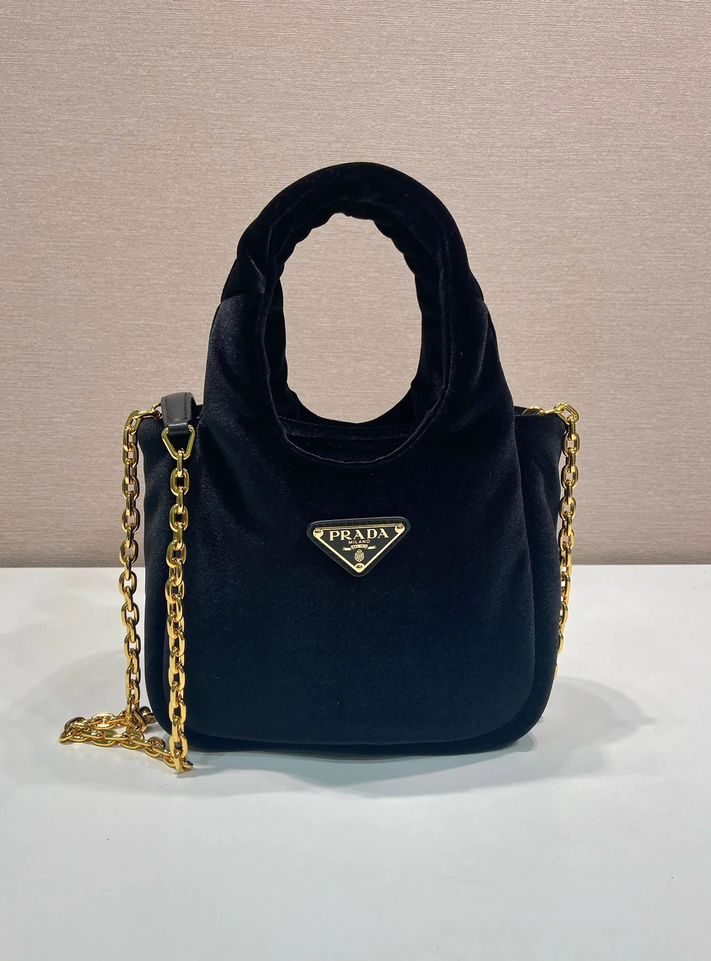 💰1060🎉Velvet bucket bag🎉1BA410 upgraded version🎉 This velvet-textured mini handbag has a soft silhouette and smooth lines. Decorated with the classic enameled triangular metal logo, it is refined and elegant with contemporary appeal. Velvet texture handle, detachable and adjustable iron shoulder strap, with three compartments, large capacity, fashionable and practical, hurry up and get it. 🎉 Length 17x Height 15x Bottom 8cm🎉🎉🎉👏👏👏