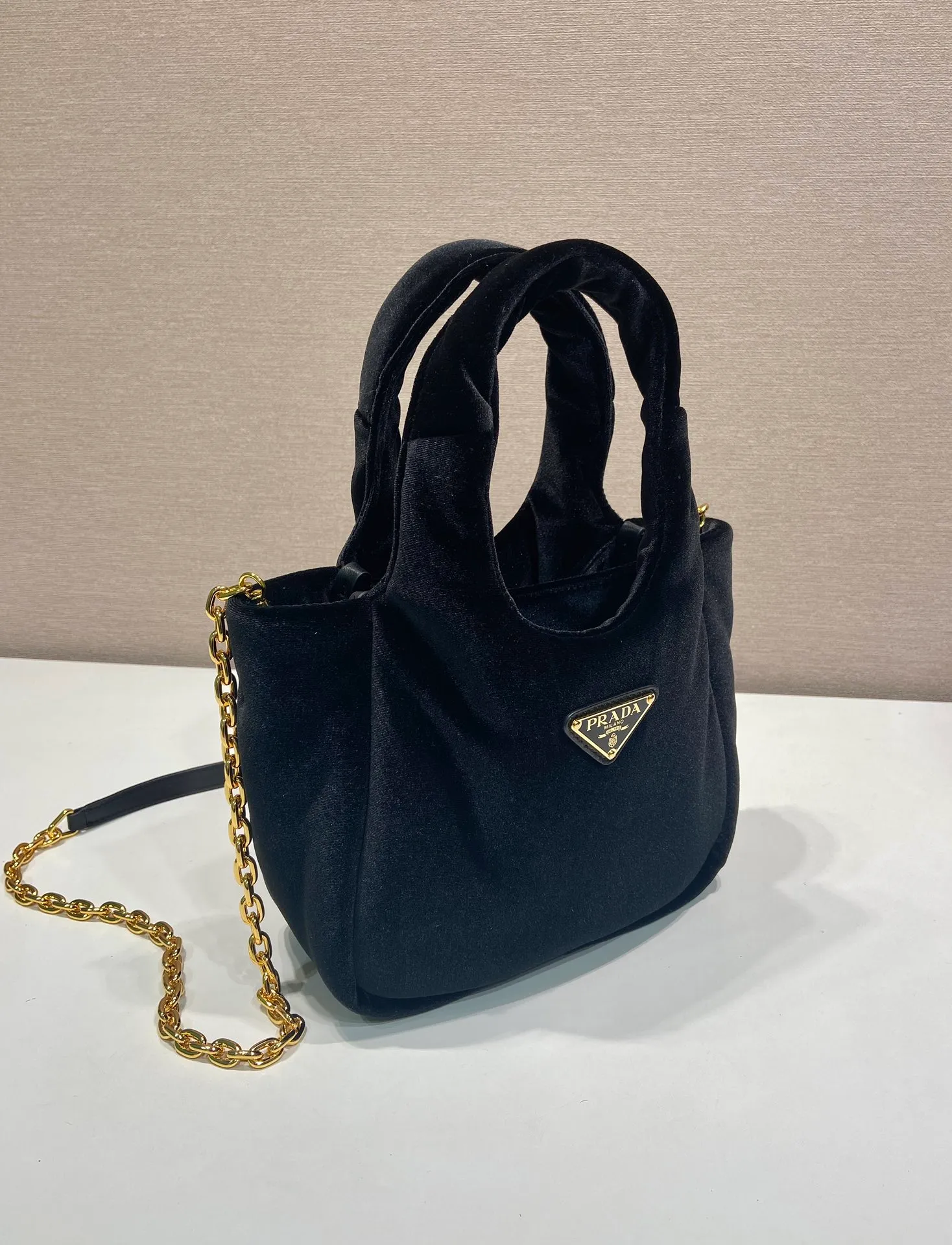 💰1060🎉Velvet bucket bag🎉1BA410 upgraded version🎉 This velvet-textured mini handbag has a soft silhouette and smooth lines. Decorated with the classic enameled triangular metal logo, it is refined and elegant with contemporary appeal. Velvet texture handle, detachable and adjustable iron shoulder strap, with three compartments, large capacity, fashionable and practical, hurry up and get it. 🎉 Length 17x Height 15x Bottom 8cm🎉🎉🎉👏👏👏