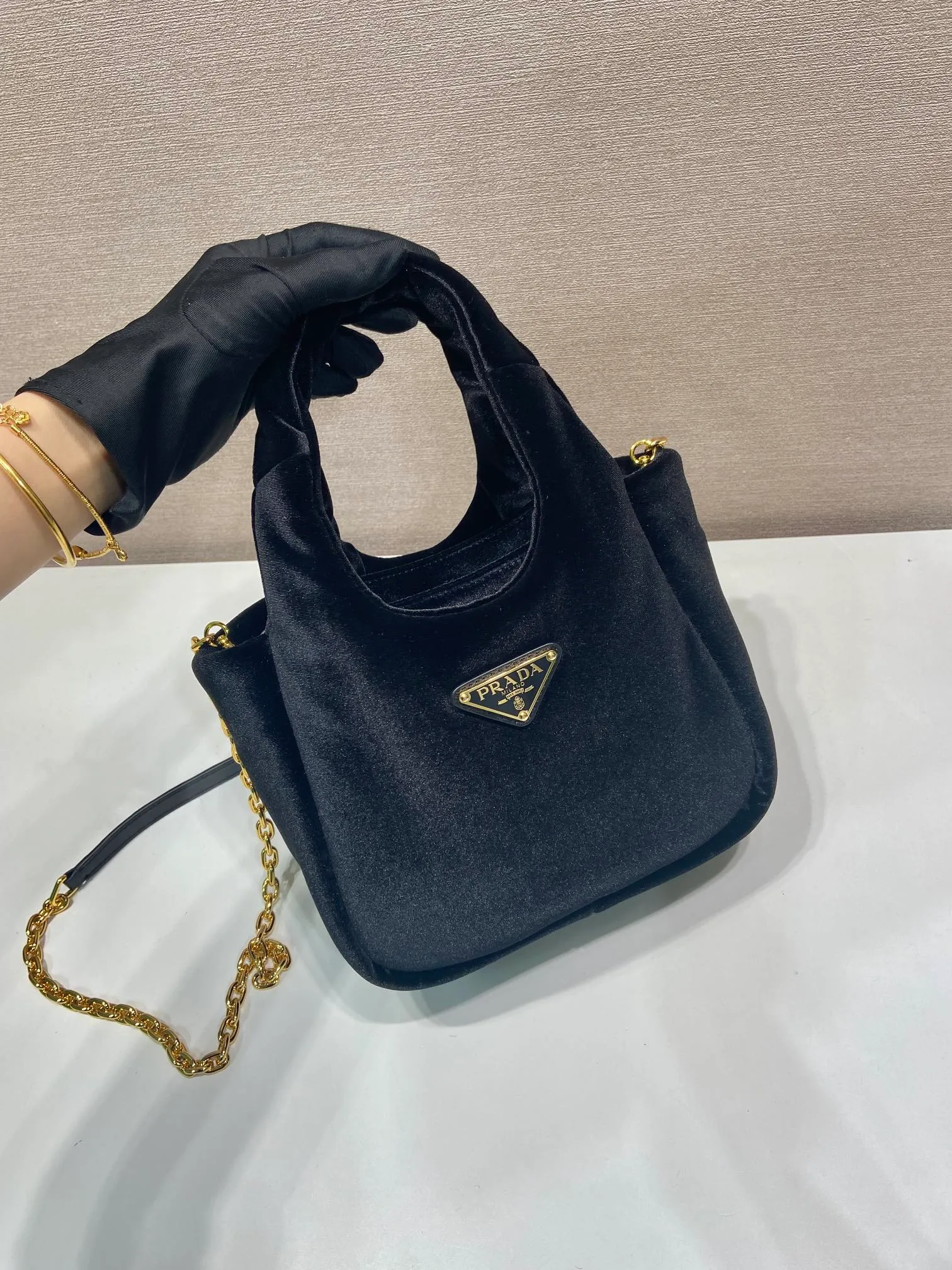 💰1060🎉Velvet bucket bag🎉1BA410 upgraded version🎉 This velvet-textured mini handbag has a soft silhouette and smooth lines. Decorated with the classic enameled triangular metal logo, it is refined and elegant with contemporary appeal. Velvet texture handle, detachable and adjustable iron shoulder strap, with three compartments, large capacity, fashionable and practical, hurry up and get it. 🎉 Length 17x Height 15x Bottom 8cm🎉🎉🎉👏👏👏