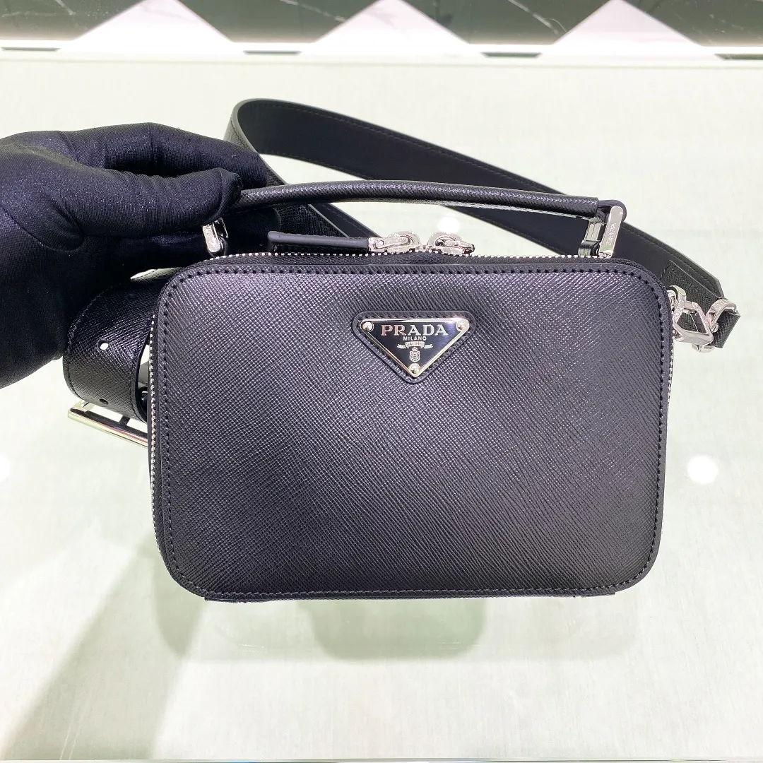 ✨New product debut✨Men's Cross Pattern Cowhide Messenger Bag Brique Camera Bag 2vh070 Men's latest hot style is here‼ ️ The entire bag is made of the iconic Saffiano cowhide. The iconic triangle logo is carefully decorated on it. The classic cross-grained calfskin leather is paired with a nylon shoulder strap. It is very textured and noble. The single zipper design has a powerful storage function. It is super versatile and good-looking. Elegant men must buy it! The perfect details are comparable to the brick cabinets. Super 5🌟Review Size: 18*12*5.5cm Black💰1360